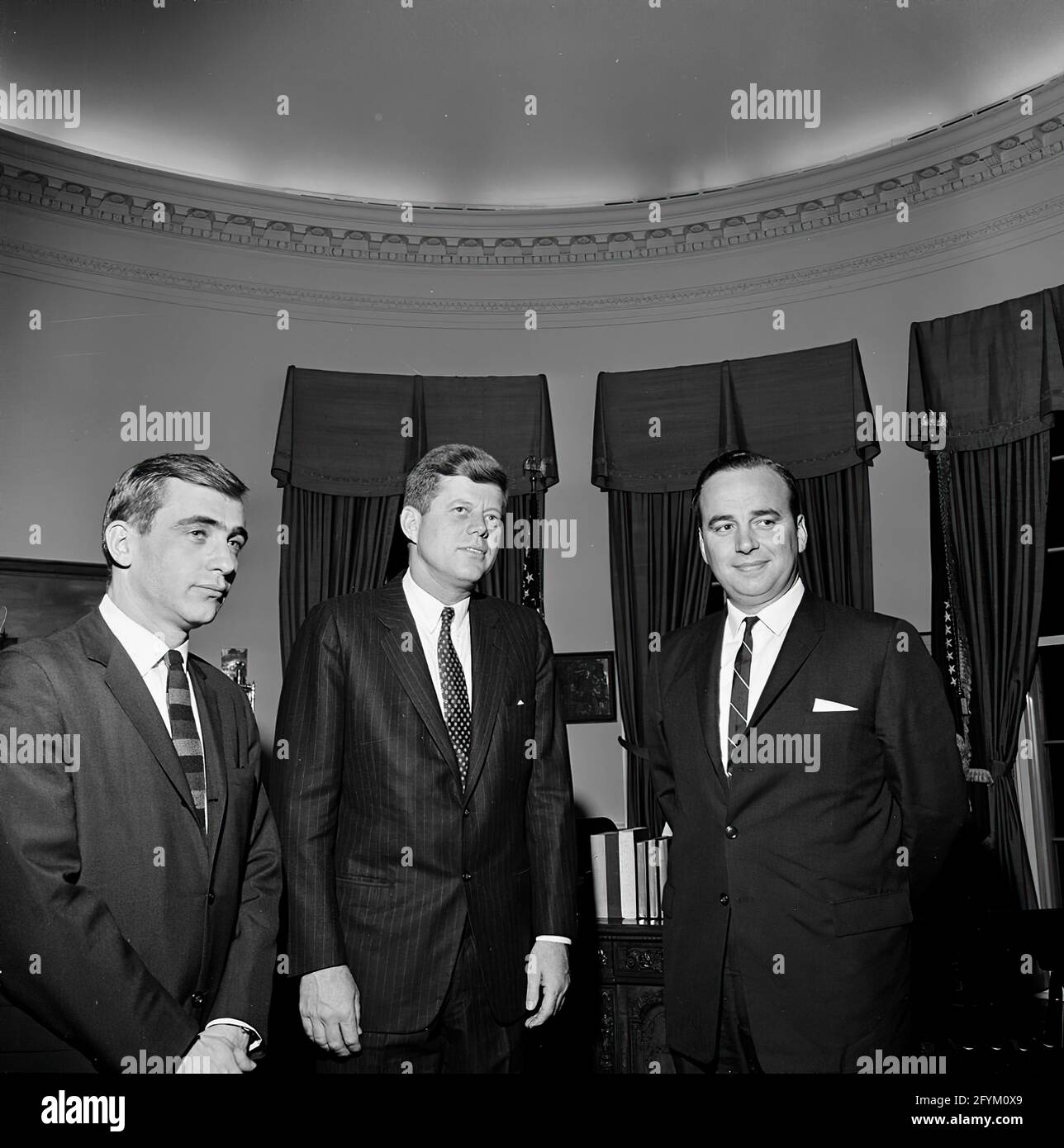 1. Dezember 1961 Präsident John F. Kennedy trifft sich mit dem australischen Herausgeber der News Ltd., Rupert Murdoch (rechts), und dem New Yorker Reporter für den Daily Mirror, Zell Rabin. Oval Office, White House, Washington, D.C.. Stockfoto