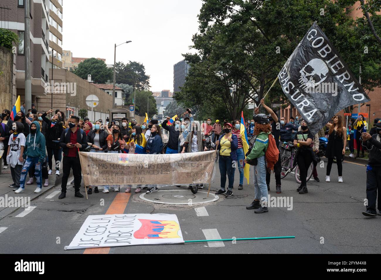 Bogota, Kolumbien, 28. Mai 2021 Demonstration gegen Regierungsreformen und Gewalt am Denkmal der Helden Stockfoto