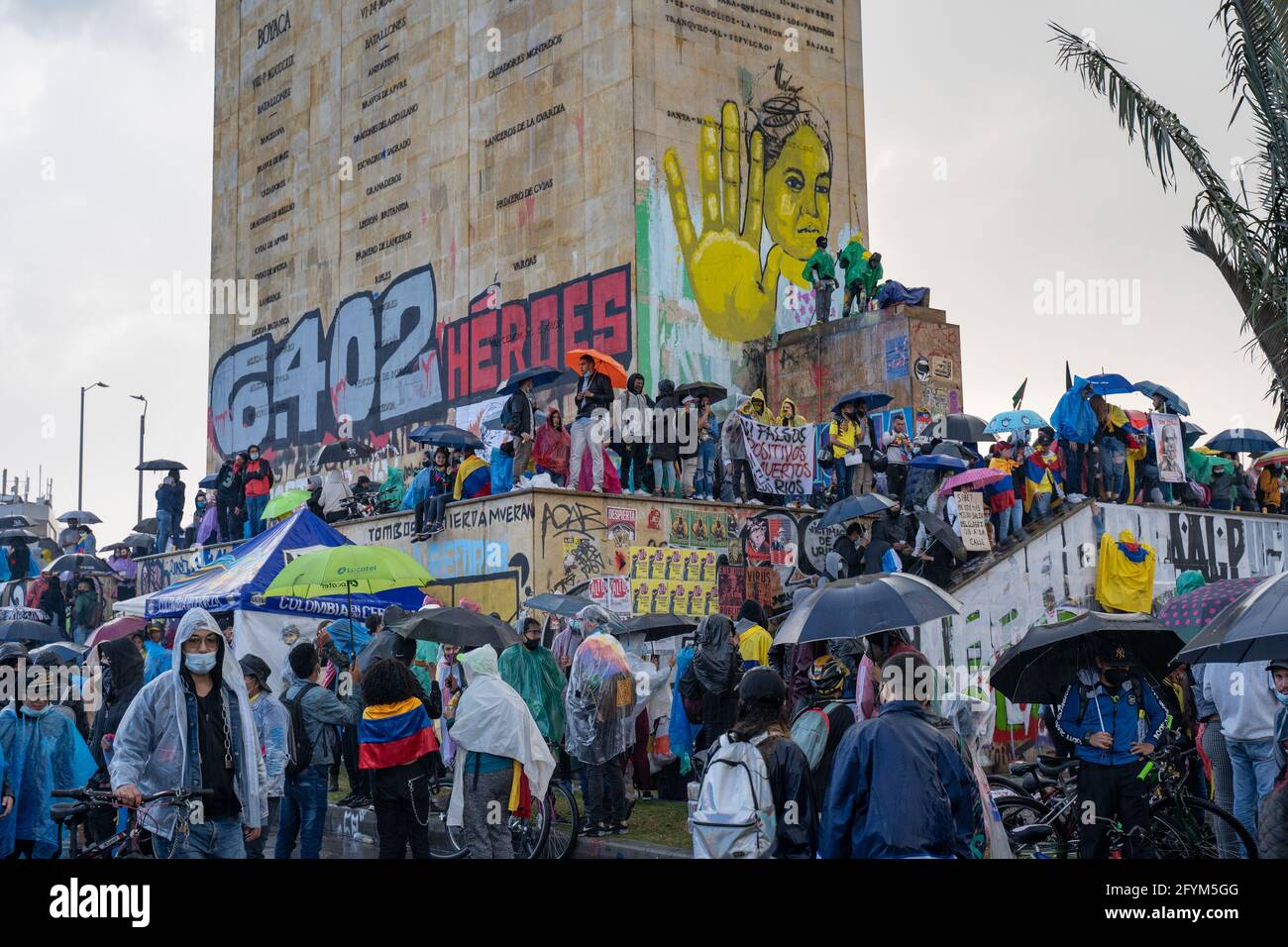 Bogota, Kolumbien, 28. Mai 2021 Demonstration gegen Regierungsreformen und Gewalt am Denkmal der Helden Stockfoto
