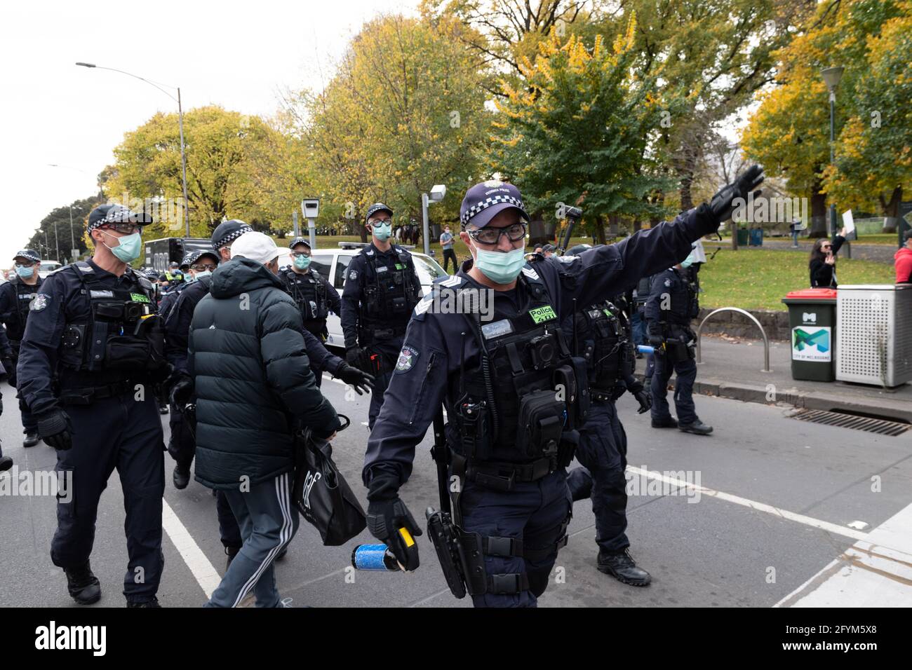 Melbourne, Australien am 29. Mai 2021 befiehlt EIN Polizeibüro der öffentlichen Ordnung Demonstranten von der Straße während einer geplanten „Millionenmarsch“-Kundgebung in Flagstaff Gardens, die von den Organisatoren wegen der Schnappsperre abgesagt worden war. Hardcore-Demonstranten gegen die Blockierung und die Impfung kommen immer noch in den Park und haben sich gegen die Regierung mobilisiert. Kredit: Michael Currie/Alamy Live Nachrichten Stockfoto