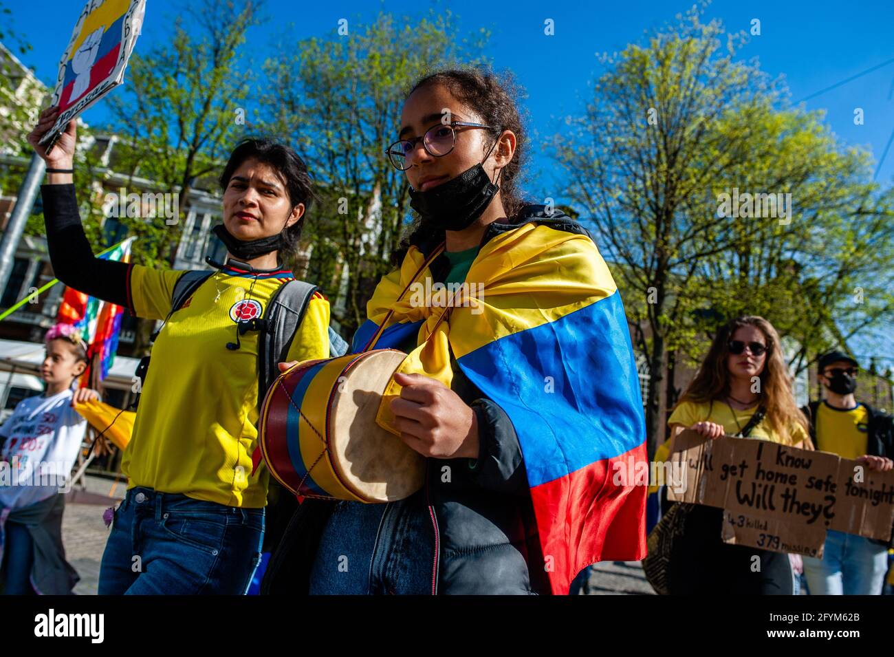 Ein kolumbianisches Mädchen spielte während der Demonstration ein traditionelles kolumbianisches Instrument.Tausende von Demonstranten marschierten in Städten in ganz Kolumbien, um einen Monat lang verbreitete Demonstrationen zu markieren. In den Niederlanden organisierte die kolumbianische Gemeinschaft im Stadtzentrum einen Protest gegen die Regierung von Präsident Iván Duque und Polizeigewalt. Die Demonstration ging zur kolumbianischen Botschaft und kehrte zum Dam-Platz zurück, wo die Demonstranten zur Unterstützung ihres Landes tanzten. (Foto von Ana Fernandez/SOPA Images/Sipa USA) Stockfoto