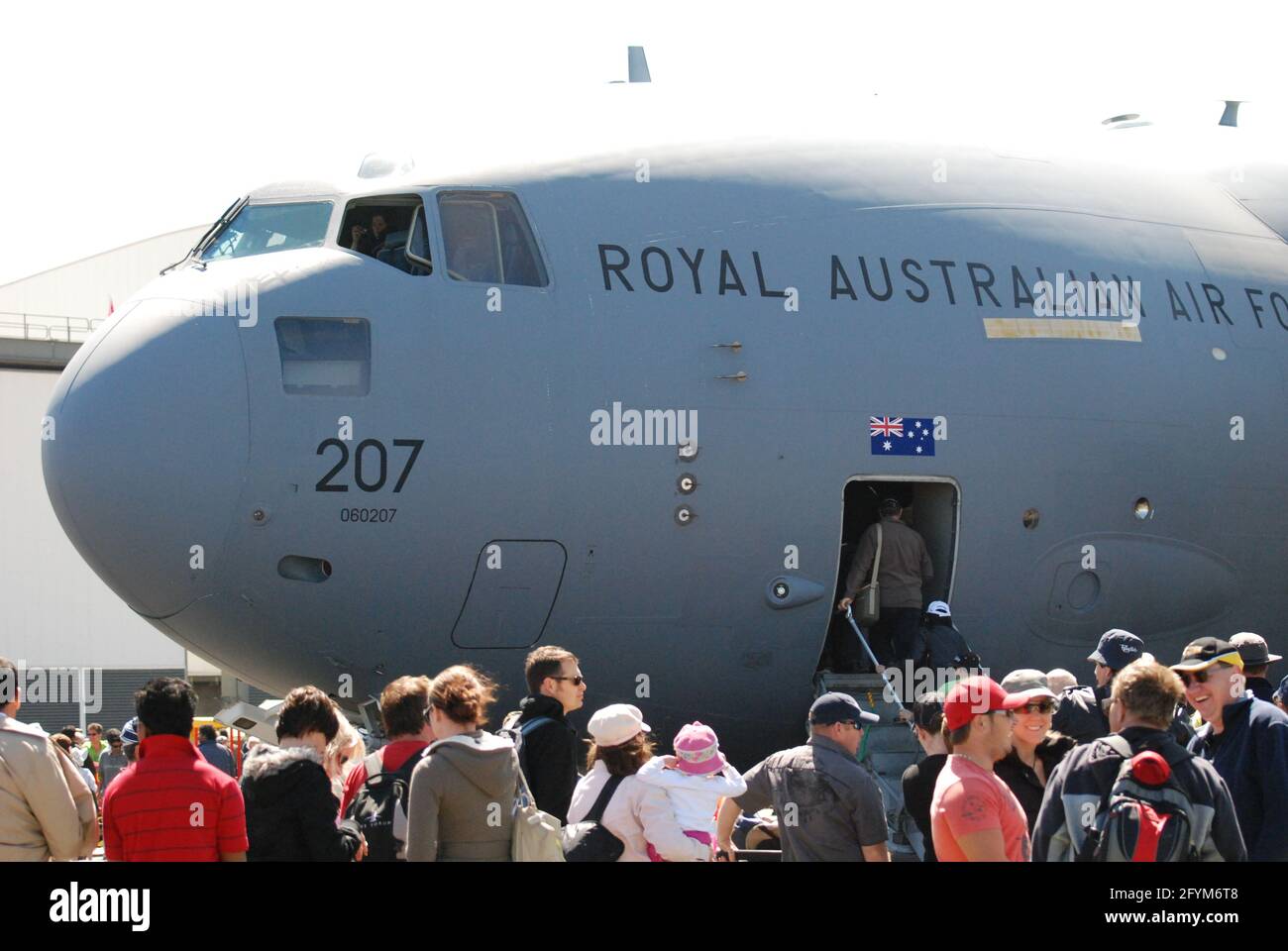 Royal Australian Air Force (RAAF) Boeing C-17 Globemaster III großes Transportflugzeug auf dem Asphalt auf der Williamtown Air Show in NSW im Jahr 2010 Stockfoto