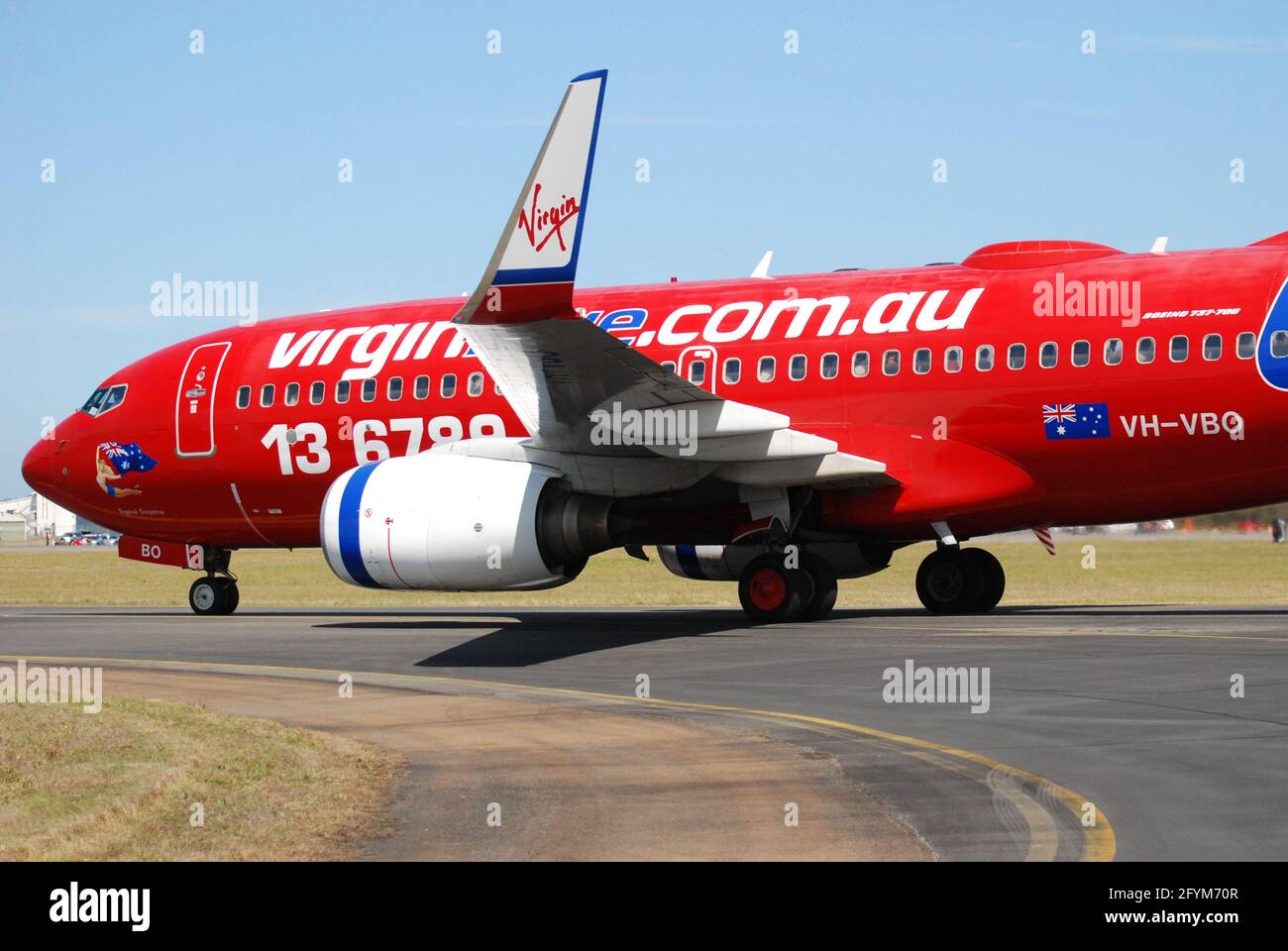 Virgin Blue Düsenflugzeug Boeing 737-76N auf der RAAF Base Williamtown NSW 2010 - Virgin Blue wurde ab 2011 in Virgin Australia umbenannt Stockfoto