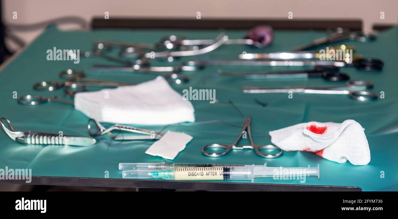 Zwei Spritzen liegen auf einem medizinischen Tablett mit Anästhesie während Ein komplexer chirurgischer Eingriff Stockfoto