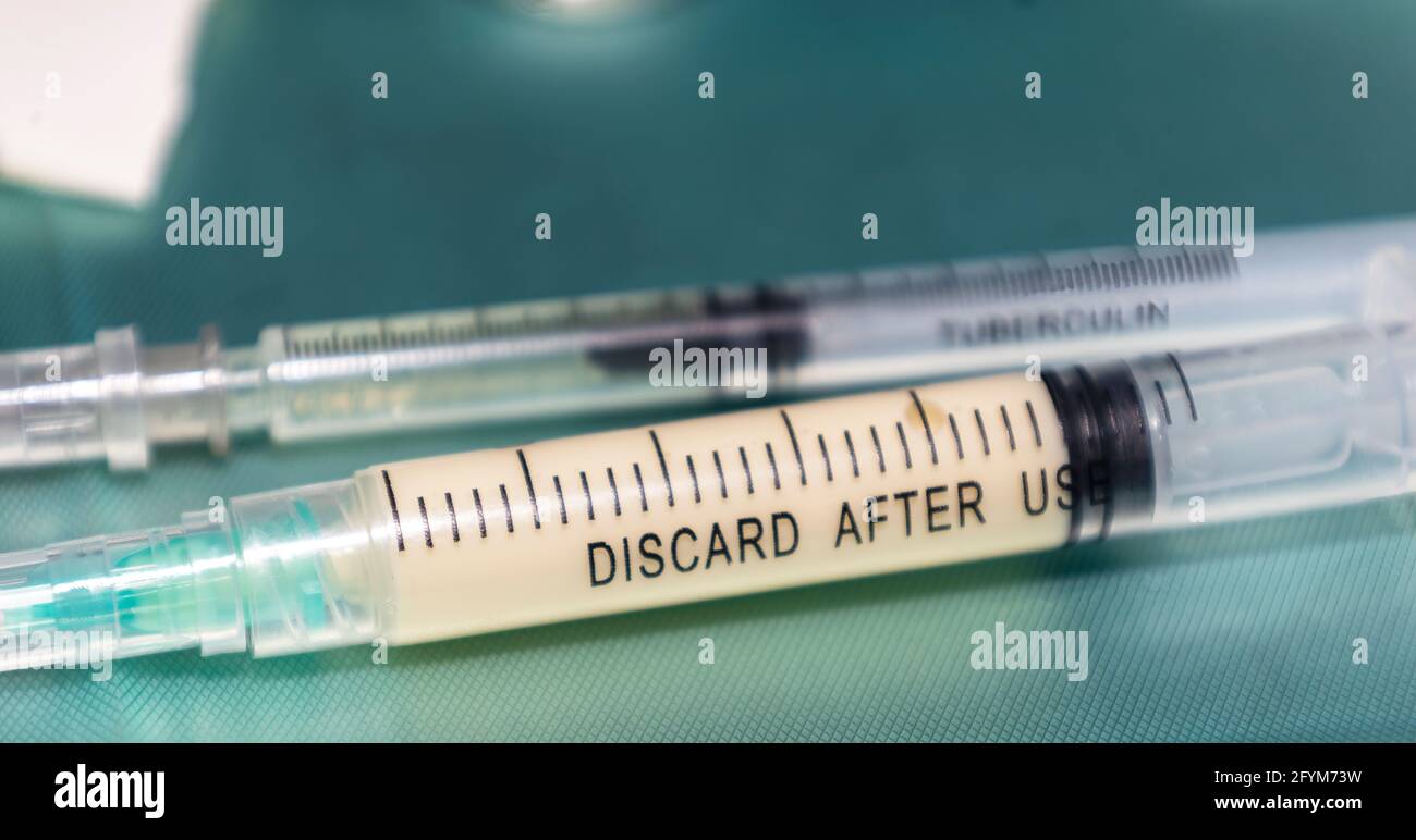 Zwei Spritzen liegen auf einem medizinischen Tablett mit Anästhesie während Ein komplexer chirurgischer Eingriff Stockfoto