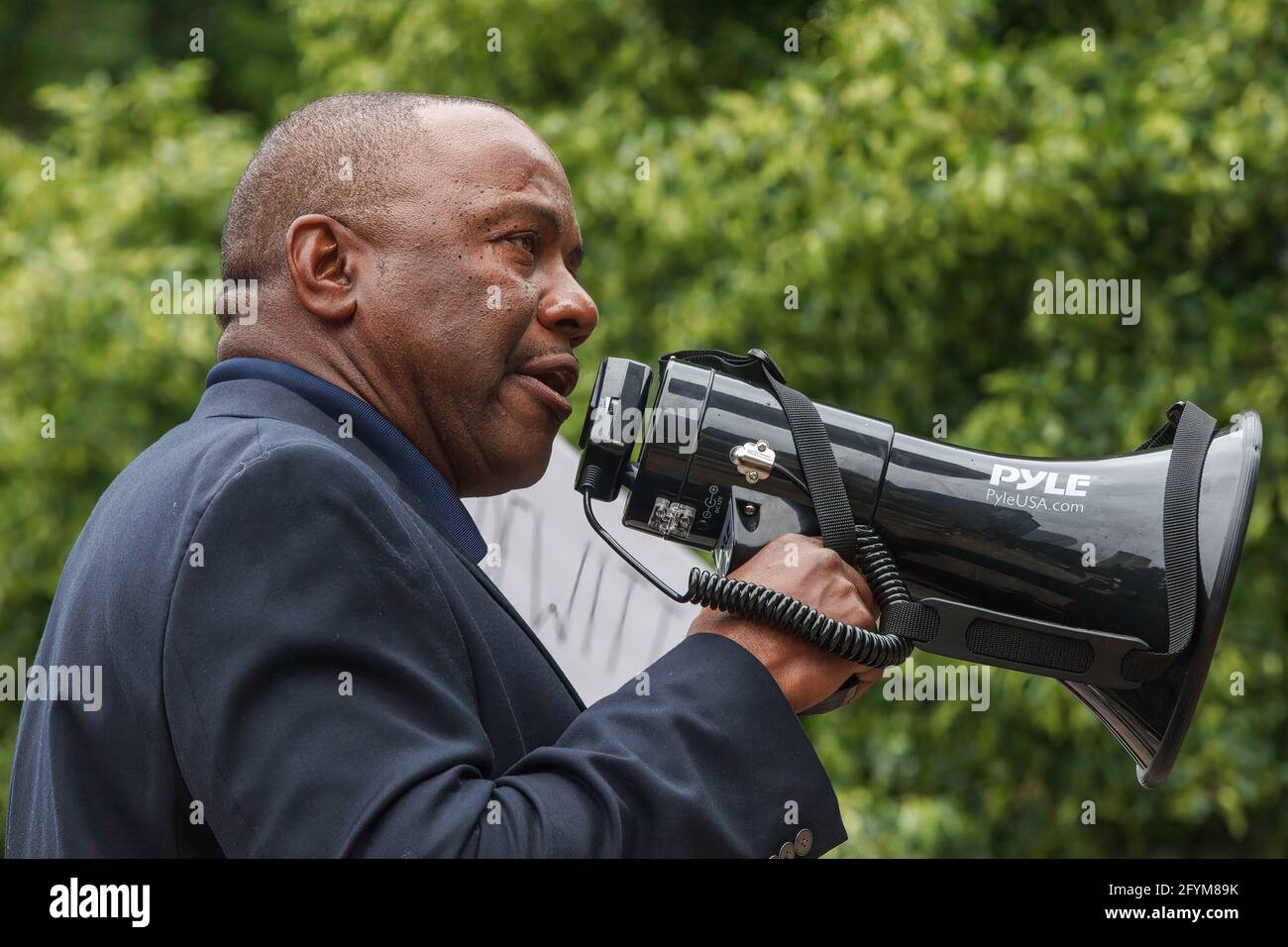 Columbus, Usa. Mai 2021. Daryl Murphy von der National Association for the Advancement of Colored People (NAACP) singt in ein Bullhorn für die Freilassung von DeWitt McDonald Jr. aus dem Gefängnis. Familienmitglieder von DeWitt McDonald Jr. und Black Lives Matter demonstrieren auf der Nordseite des Staathauses von Ohio, das gegenüber dem Gebäude des Ohio Attorney General steht, um den Freispruch und die Freilassung von McDonald aus dem Gefängnis zu fordern. (Foto von Stephen Zenner/SOPA Images/Sipa USA) Quelle: SIPA USA/Alamy Live News Stockfoto