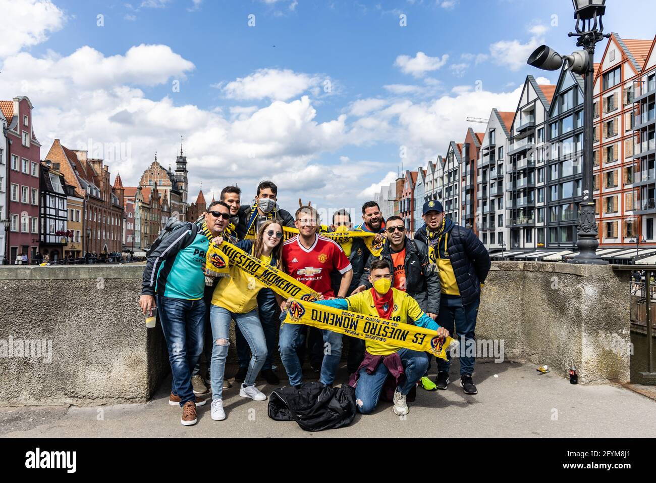 Danzig Polen Mai 2021 Unterstutzer Von Manchester United Und Villarreal Cf Posieren Fur Ein Foto Auf Der Grunen Brucke In Danzig Das Uefa Europa League Finale Zwischen Villarreal Cf Und Manchester United