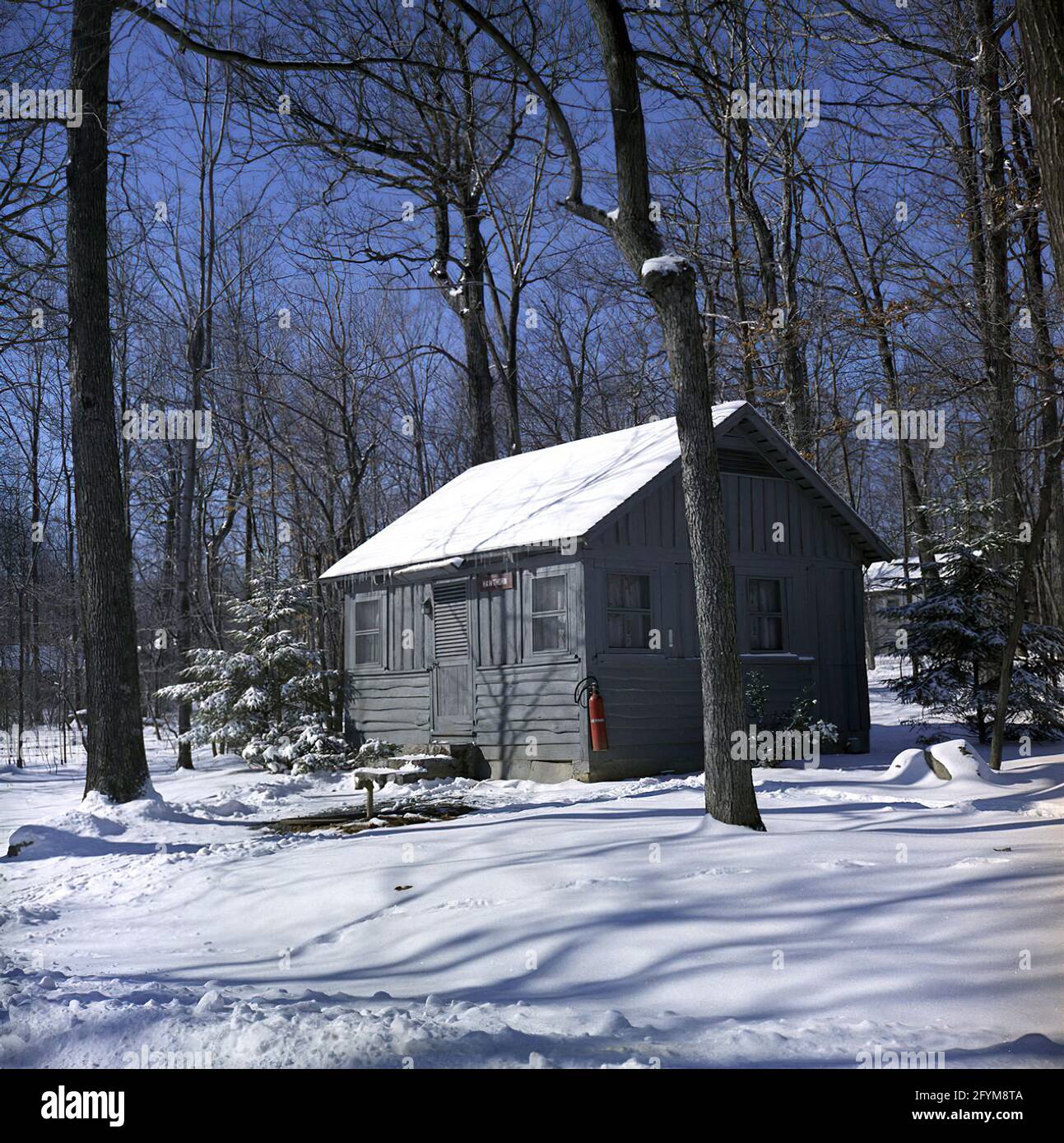 Hawthorn Cabin im Camp David. Laurel Cabin (später Holly Cabin genannt) ist ganz rechts im Bild zu sehen. Frederick County, Maryland. Stockfoto