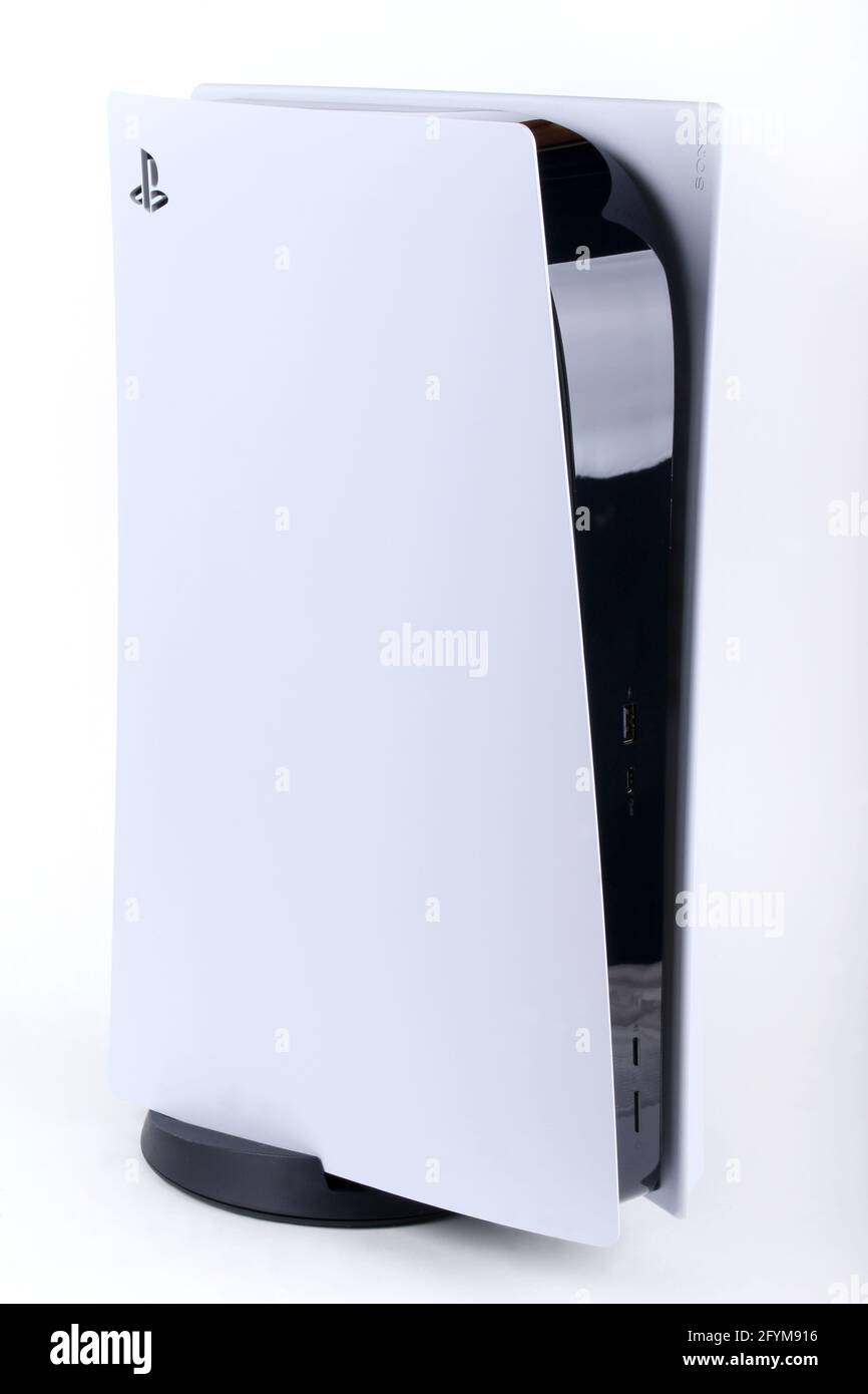 Mai 27 2021, London, Ontario, Kanada, die schwer zu bekommen PS5 Konsole auf weiß stehen. Luke Durda/Alamy Stockfoto
