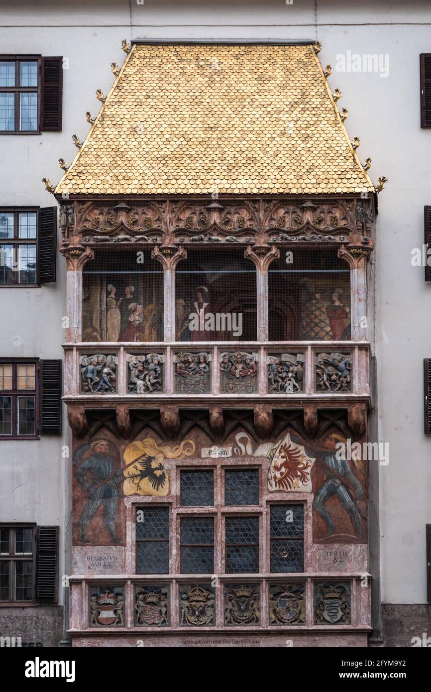 Goldenes Dachl oder Goldenes Dach in Innsbruck, Tirol, Österreich, ein spätgotischer Alkovenbalkon mit vergoldeten Fliesen, Portrait-Orientierung Stockfoto