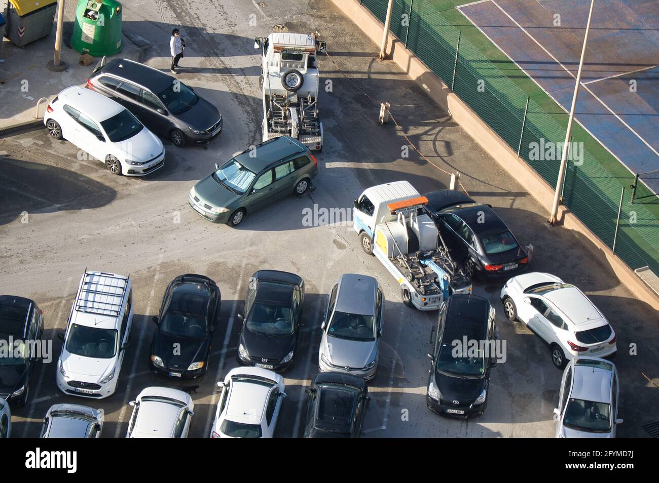 Mein Geparktes Auto Wurde Beschädigt Verursacher Bekannt Abschleppen geparktes auto -Fotos und -Bildmaterial in hoher Auflösung