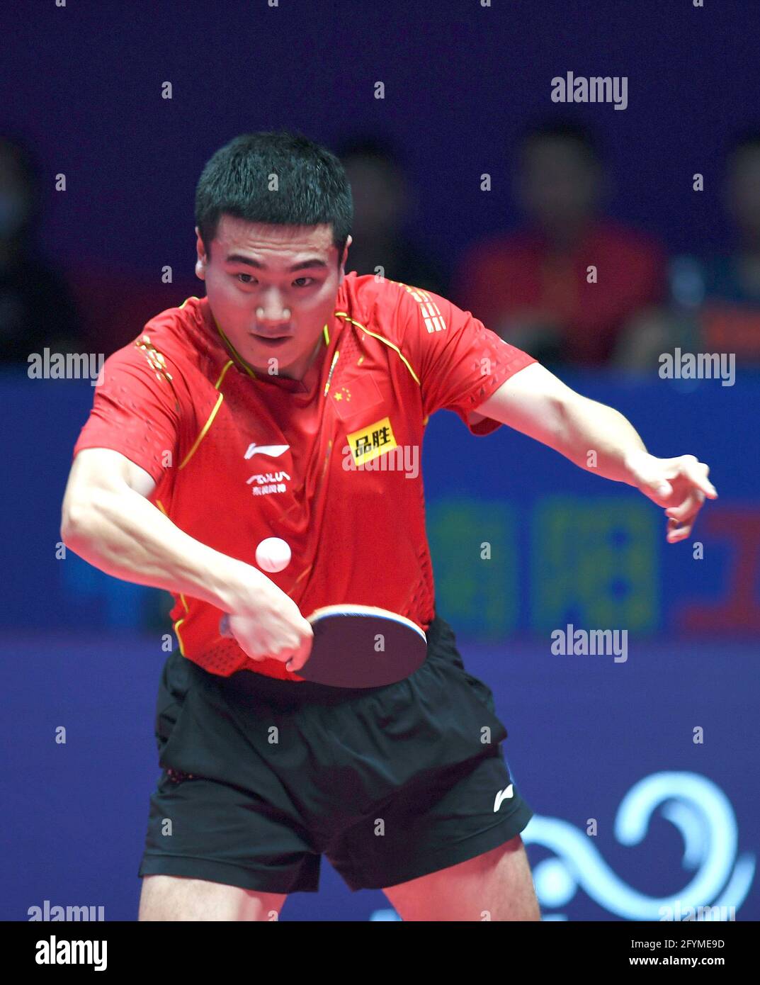 (210529) -- NANYANG, 29. Mai 2021 (Xinhua) -- Liang Jingkun tritt während des Einzelquartals seiner Männer gegen Xu Xin bei den WTT (World Table Tennis) Grand Smashes Trials und der Olympischen Simulation 2021 in Nanyang, Provinz Henan in Zentralchina, am 29. Mai 2021 an. (Xinhua/Zhang Haoran) Stockfoto