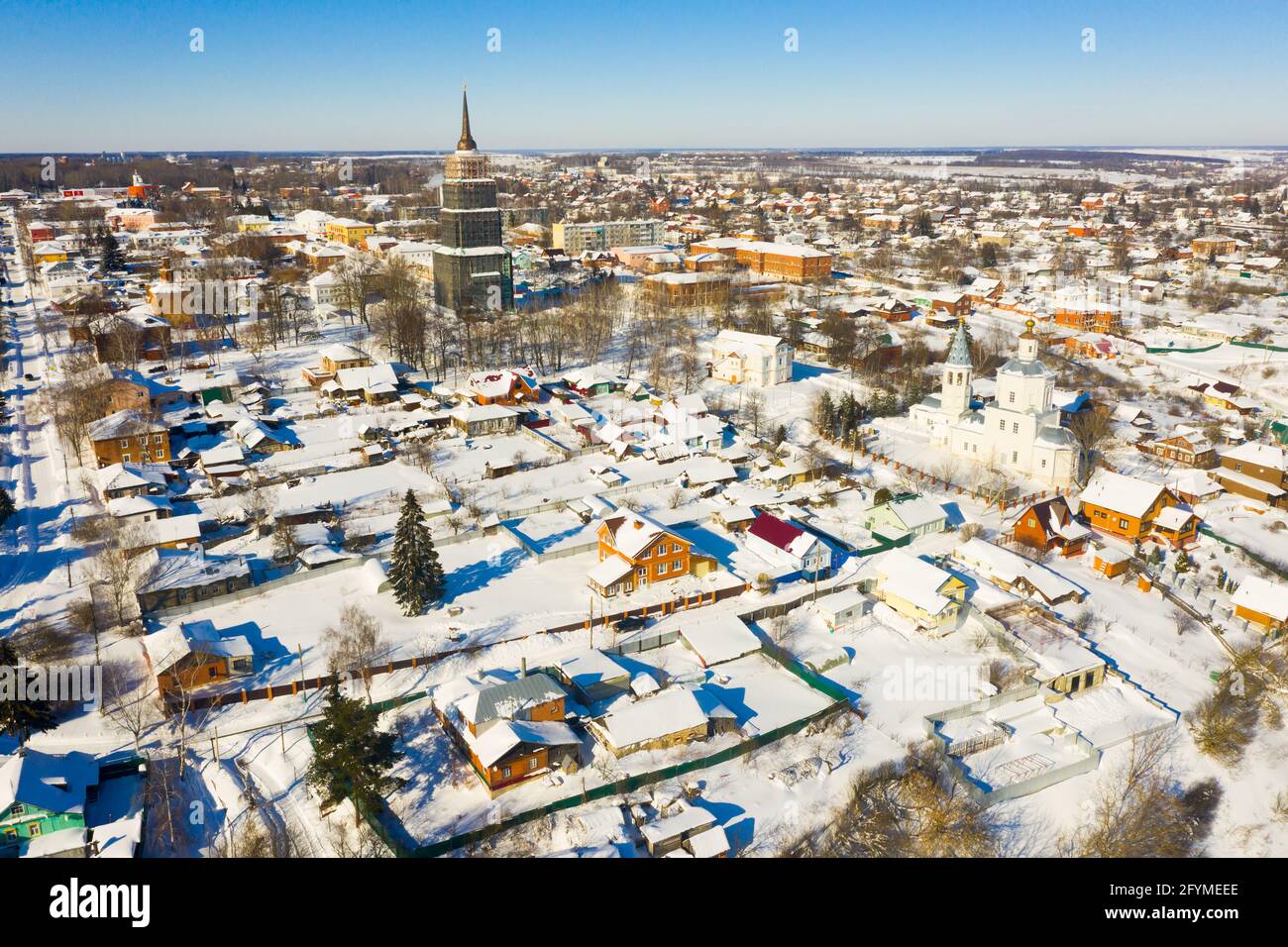 Luftaufnahme der russischen Stadt Venjov mit Blick auf den Tempelkomplex des ehemaligen Klosters Epiphany und Glockenturm der St. Nikolaus-Kirche während der Restaurierung auf Stockfoto