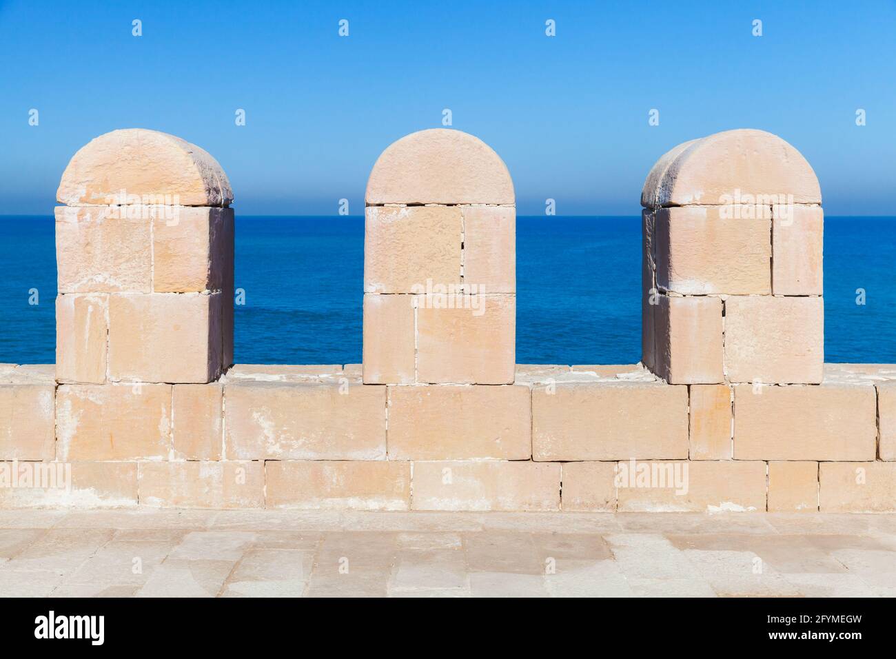 Alte Befestigungsmauer. Die Zitadelle von Qaitbay oder die Festung von Qaitbay, eine Verteidigungsfestung aus dem 15. Jahrhundert an der Mittelmeerküste. It Stockfoto