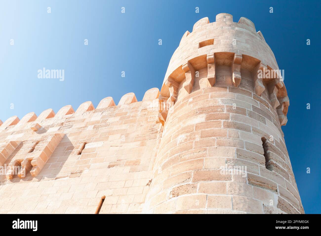 Turm der Zitadelle von Qaitbay oder Fort von Qaitbay in Alexandria, Ägypten. Es handelt sich um eine Verteidigungsfestung aus dem 15. Jahrhundert, die sich am Mittelmeer befindet Stockfoto