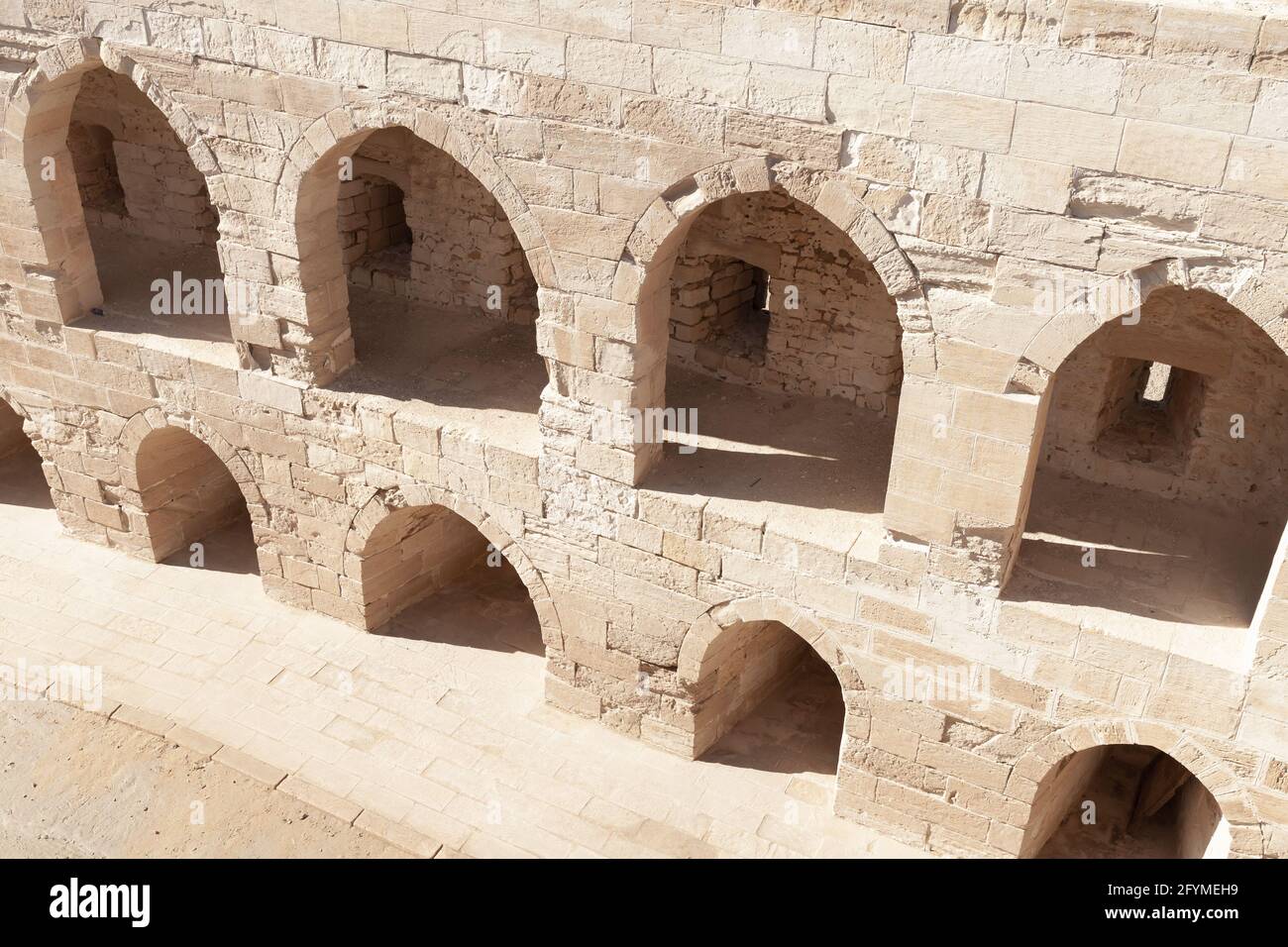 Zitadelle von Qaitbay oder Fort von Qaitbay, eine Festung aus dem 15. Jahrhundert an der Mittelmeerküste in Alexandria, Ägypten. Es wurde 14 gegründet Stockfoto