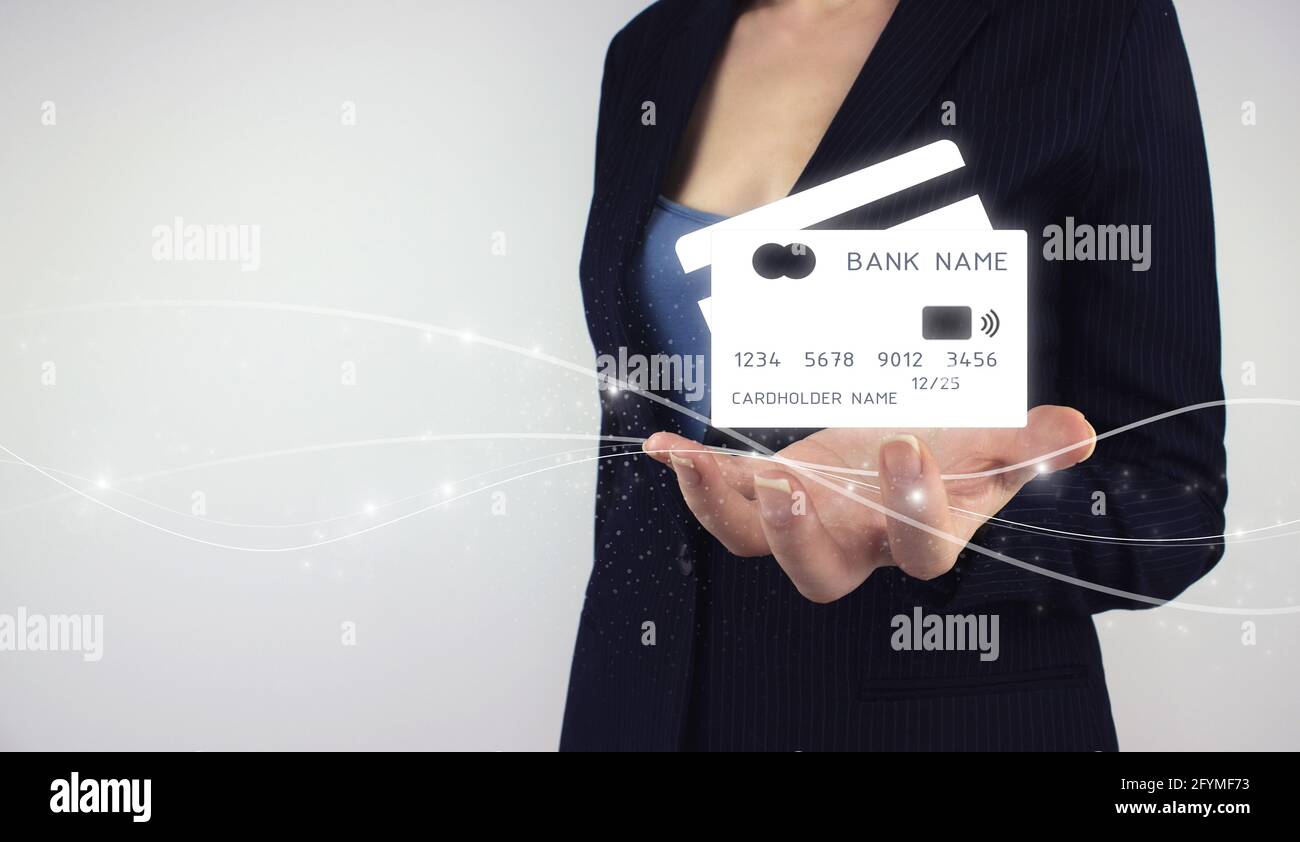 Mobiles Bankennetz, Online-Zahlungskonzept. Hand halten digitale Hologramm virtuelle Kreditkarte Zeichen auf grauem Hintergrund. Technologie E-Commerce Commerci Stockfoto