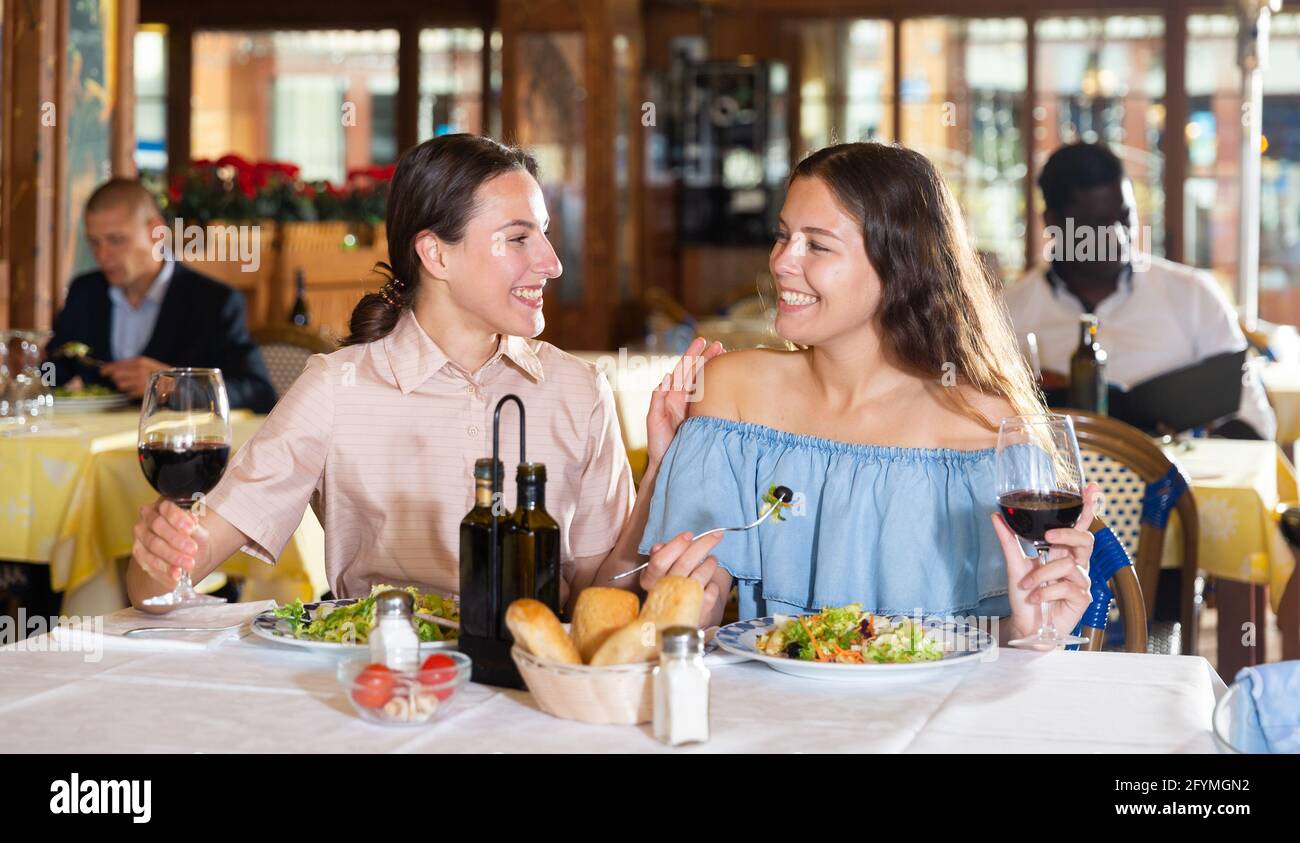 Zwei beste Freunde haben Spaß beim Reden an einem Tisch in einem Restaurant Stockfoto