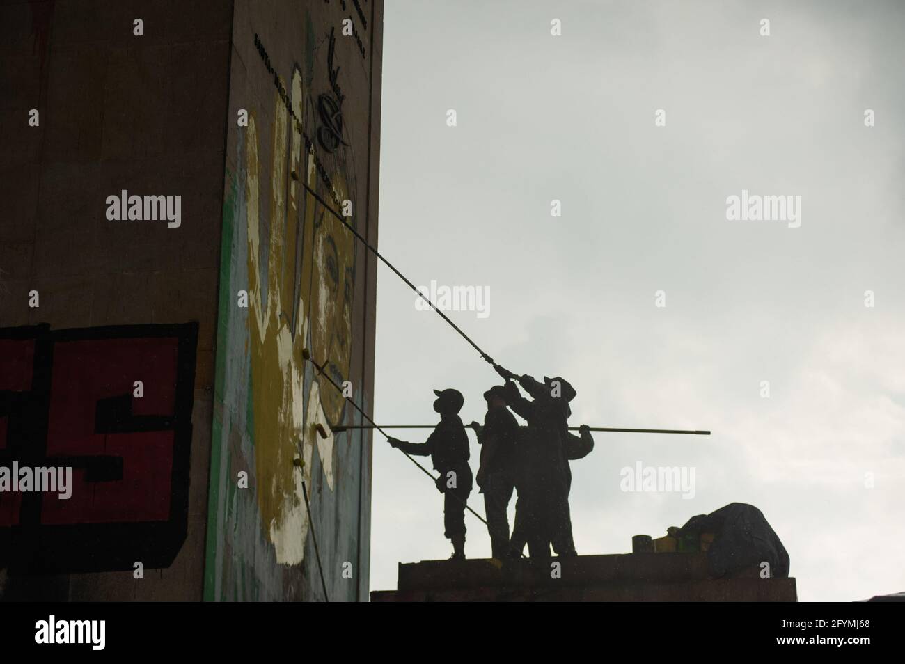 Bogota, Cundinamarca, Kolumbien. Mai 2021. Demonstranten malen ein Wandgemälde über eine Wand des Monumento a los Heroes, als Tausende sich versammelten, um gegen den Präsidenten von Kolumbien Ivan Duque Maraquez und die Fälle von Unruhen und Polizeibrutalität zu protestieren, die im ersten Monat der Demonstrationen in Bogota mindestens 45 Tote Kolumbien am 28. Mai 2021. Kredit: Maria Jose Gonzalez Beltran/LongVisual/ZUMA Wire/Alamy Live Nachrichten Stockfoto