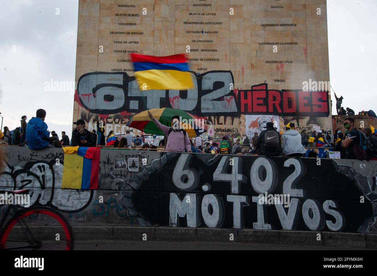 Bogota, Cundinamarca, Kolumbien. Mai 2021. Ein Demonstranten schwenkt eine kolumbianische Flagge über ein Wandgemälde mit der Aufschrift „ 6402 Gründe zum Protest“, als Tausende sich versammelten, um gegen den kolumbianischen Präsidenten Ivan Duque Maraquez und die Fälle von Unruhen und Polizeibrutalität zu protestieren, die im ersten Monat der Demonstrationen mindestens 45 Tote hinterlassen hatten, Am 28. Mai 2021 in Bogota, Kolumbien. Kredit: Maria Jose Gonzalez Beltran/LongVisual/ZUMA Wire/Alamy Live Nachrichten Stockfoto