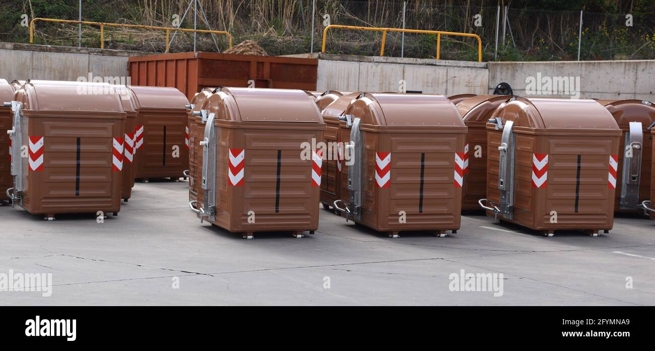 Braune Abfallbehälter für organische Stoffe. Recycling zur Herstellung von Kompost in der Stadt Logroño, La Rija, Spanien. Stockfoto