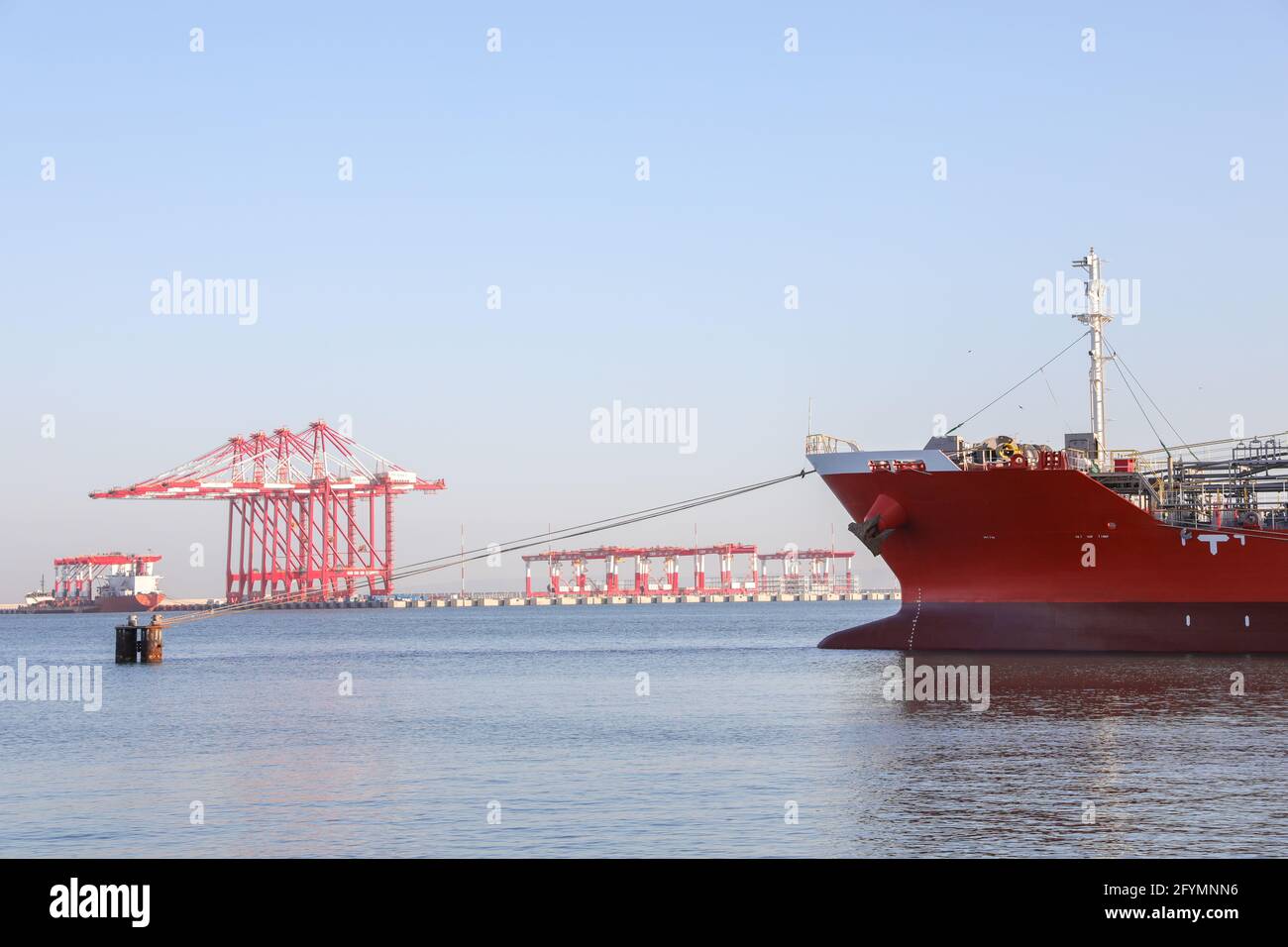 Öltankschiff im Hafen verladen. Tankschiff dockt im Industriegebiet an. Treibgastanker. Stockfoto