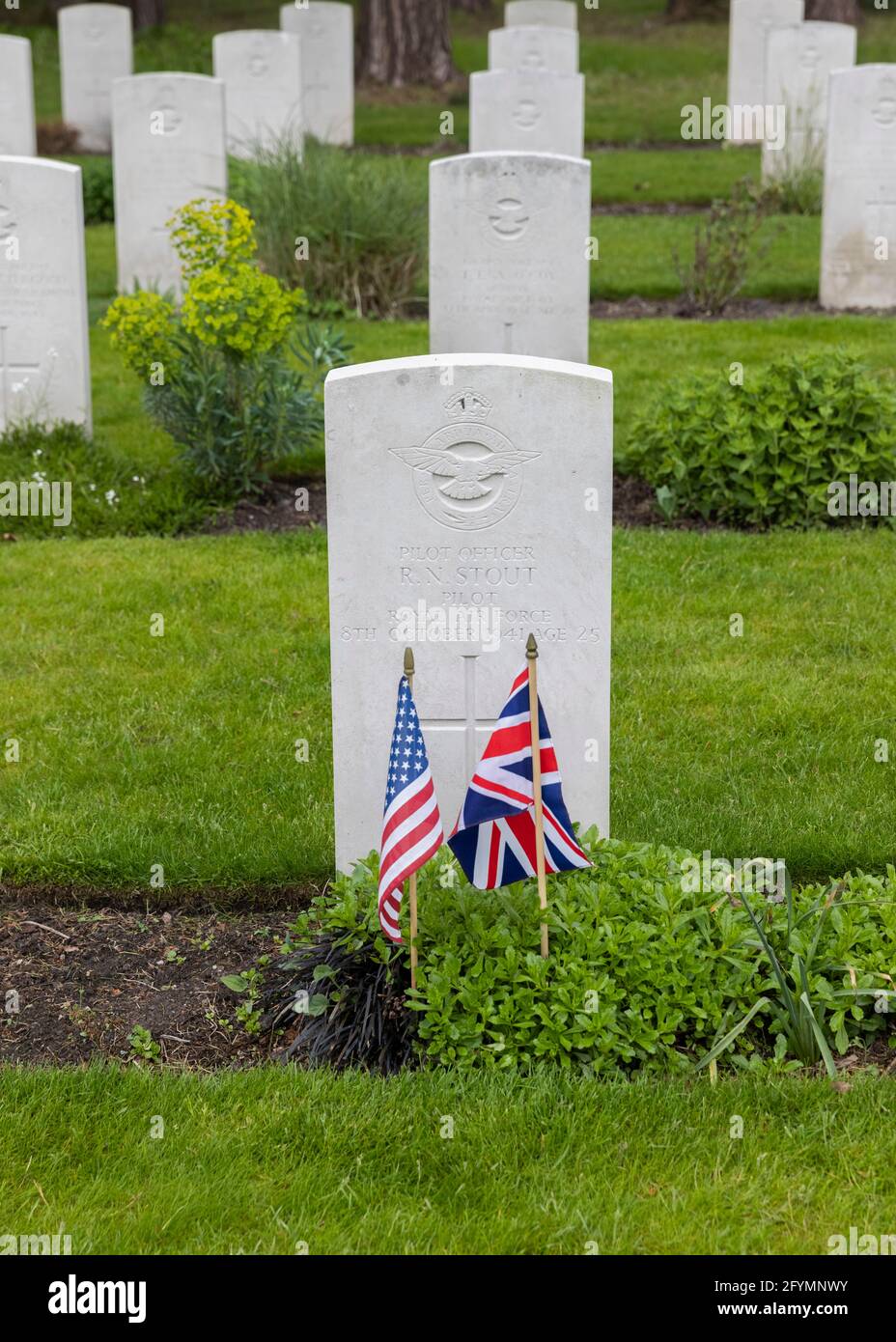 Die Gräber von Bürgern der USA, die während des Todes starben Während des Zweiten Weltkriegs in der RAF und Die im RAF-Abschnitt des CWGC begraben sind Der Militärfriedhof in Brookwood in Surrey ist mit den dekoriert Union Jack und die Stars and Stripes in Vorbereitung auf Die Zeremonie zum Memorial Day findet am Sonntag, den 30 Mai 2021 Stockfoto