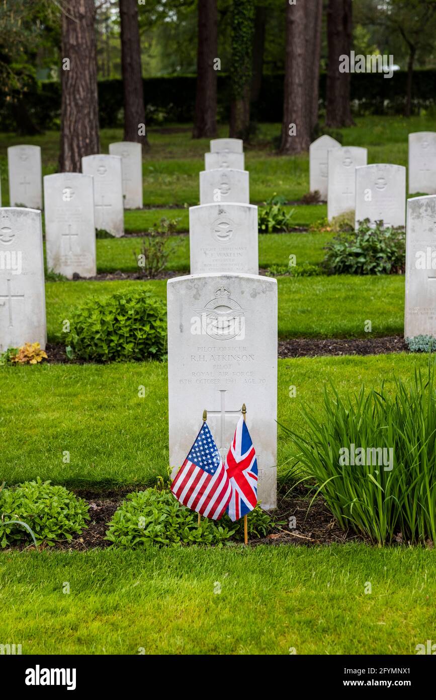 Die Gräber von Bürgern der USA, die während des Todes starben Während des Zweiten Weltkriegs in der RAF und Die im RAF-Abschnitt des CWGC begraben sind Der Militärfriedhof in Brookwood in Surrey ist mit den dekoriert Union Jack und die Stars and Stripes in Vorbereitung auf Die Zeremonie zum Memorial Day findet am Sonntag, den 30 Mai 2021 Stockfoto