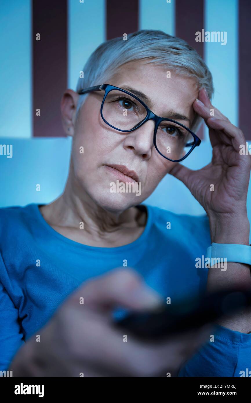 Frau mit Schlaflosigkeit beim Fernsehen Stockfoto