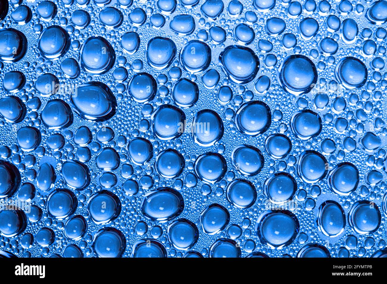 Wassertropfen auf der Glasoberfläche Stockfoto