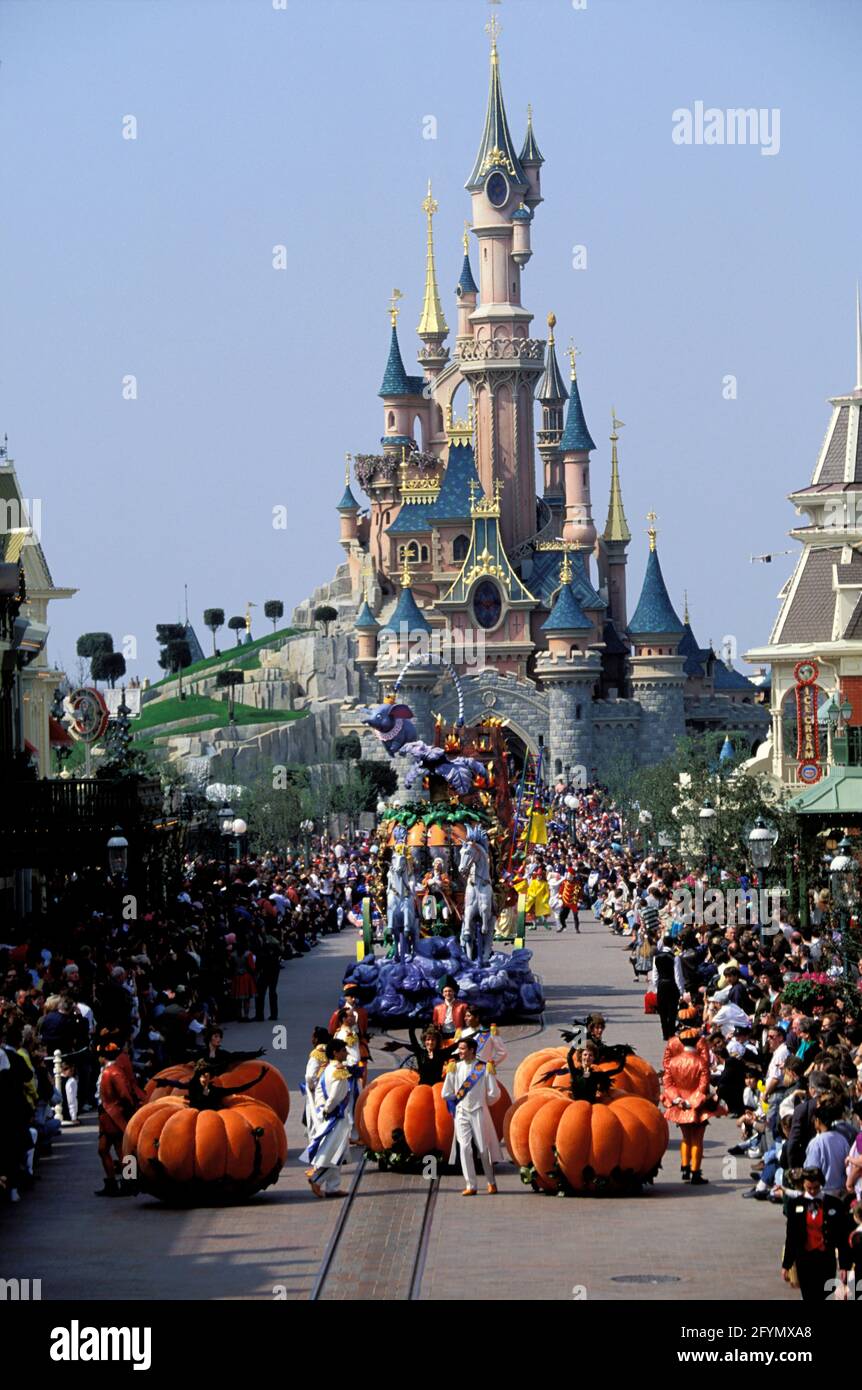 FRANKREICH. SEINE-ET-MARNE (77) STADT MARNE-LA-VALLEE. PARADE AN DER HAUPTSTRASSE IM EURODISNEY PARK Stockfoto