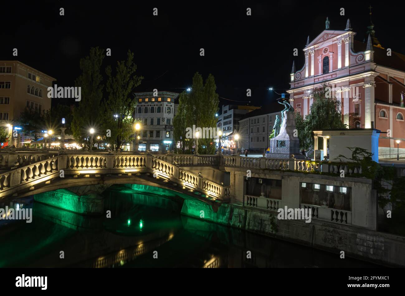 Ljubljana, Slowenien - 13. August 2020: Berühmte Brücken von Tromostovje in der Altstadt von Ljubljana Stockfoto