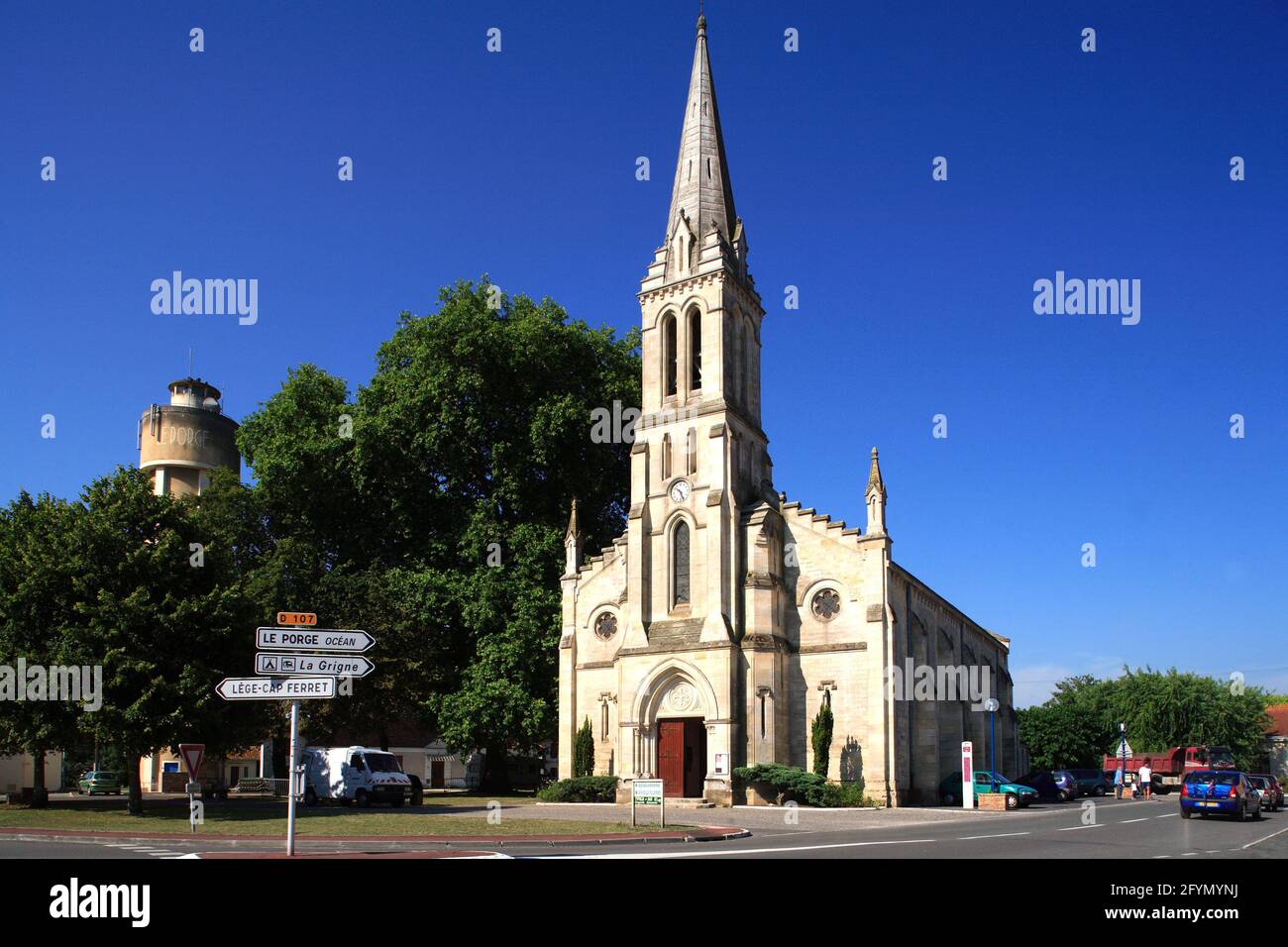 FRANKREICH. GIRONDE (33) LE PORGE DORF IN DER NÄHE DER BUCHT VON ARCACHON (BASSIN D'ARCACHON). KIRCHE Stockfoto