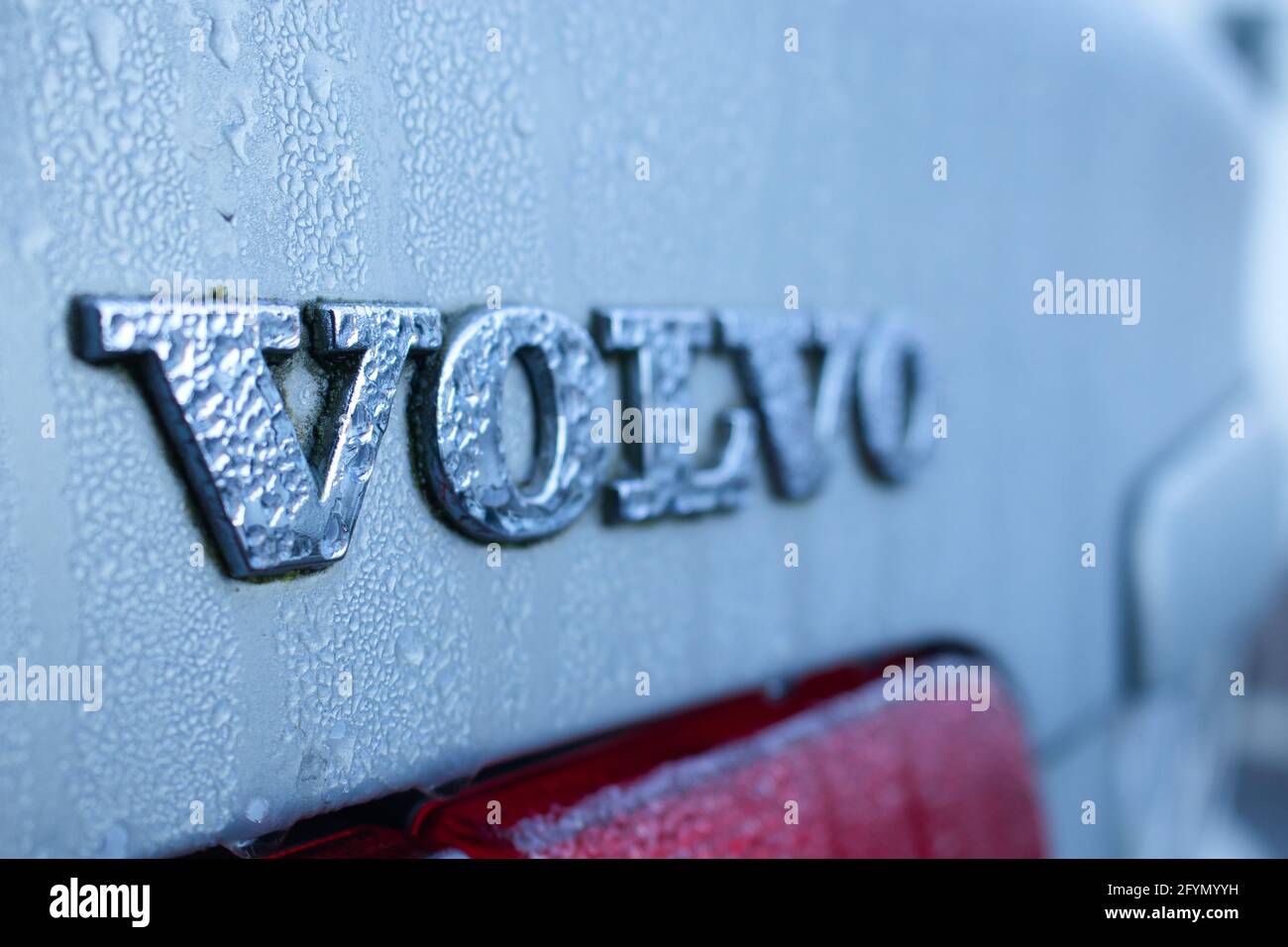 ESSLINGEN, DEUTSCHLAND - 19. Dez 2020: Ein silbernes Volvo-Schild an einem Auto Stockfoto