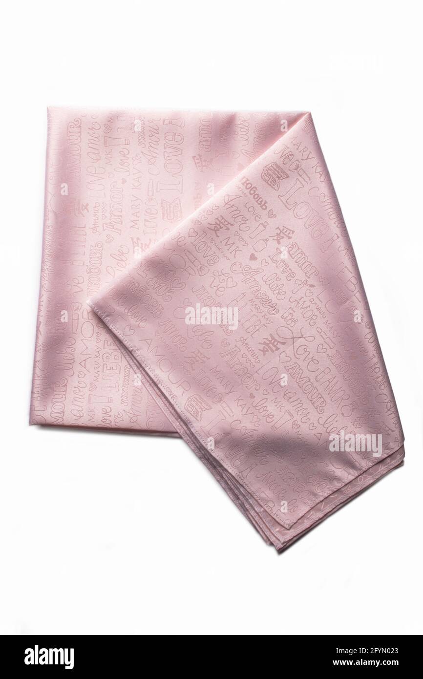 Rosafarbene Seidentischdecke für den Tisch auf weißem Hintergrund. Stockfoto