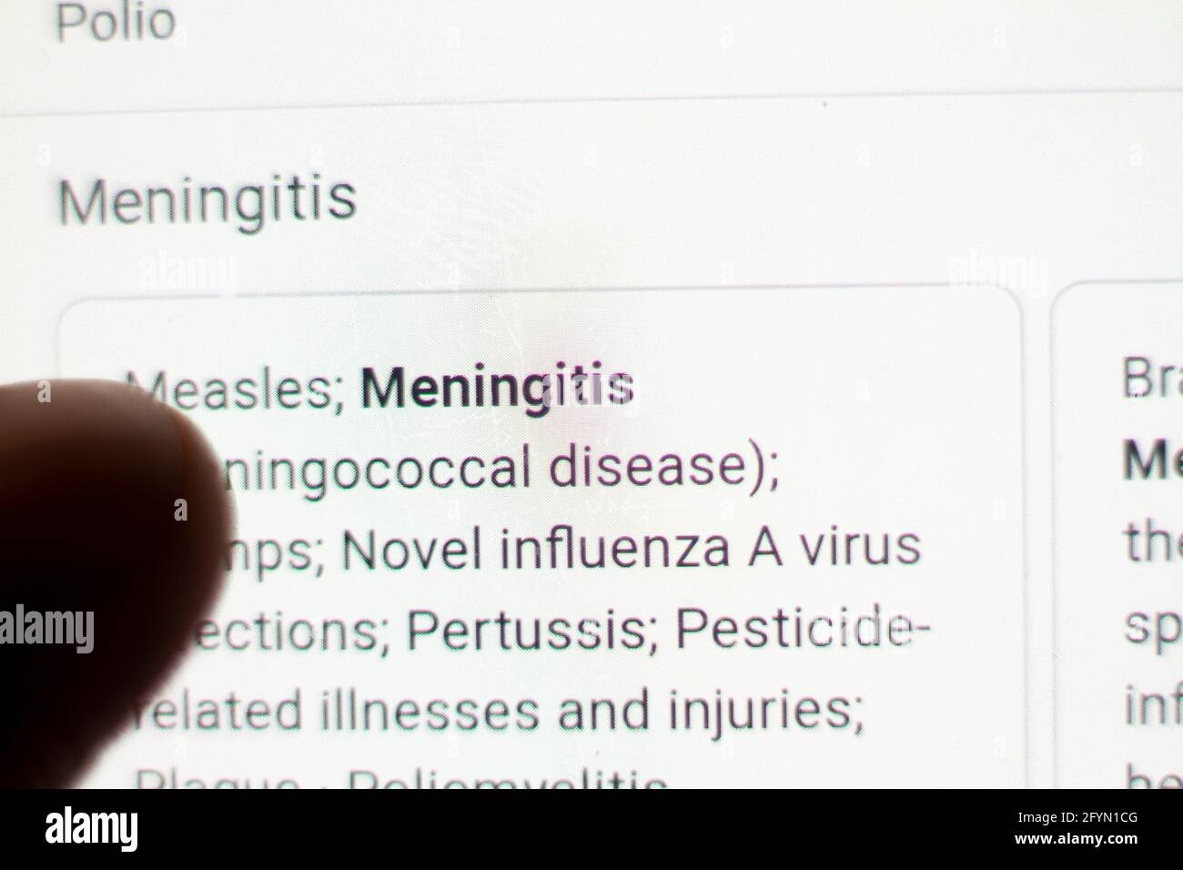 Meningitis News auf dem Handy.Handy in den Händen. Selektiver Fokus und chromatische Aberration Effekte. Stockfoto