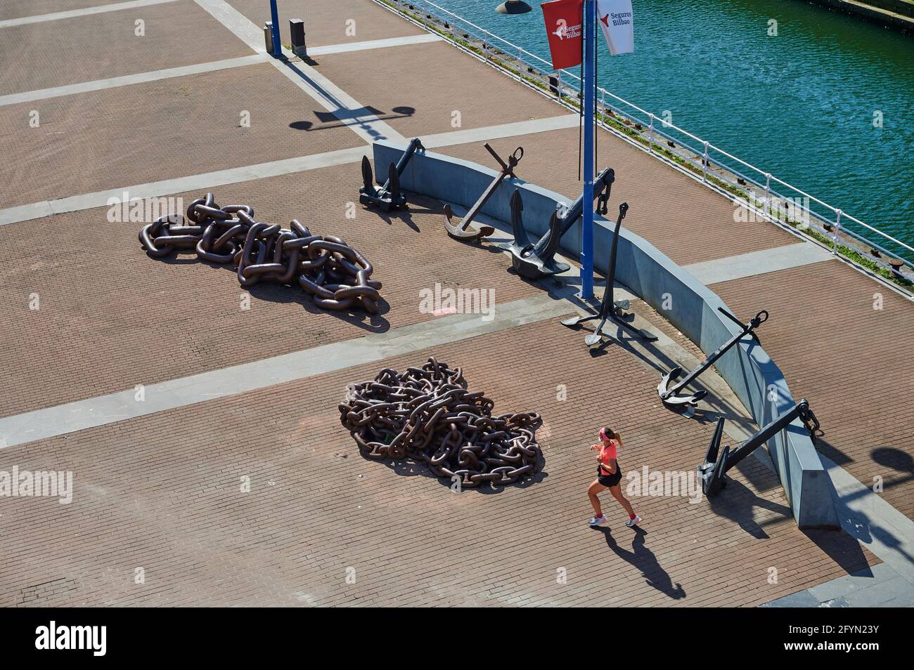 Junge Frau, die im Außenbereich des Marinemuseums von Bilbao läuft Blick von oben Stockfoto