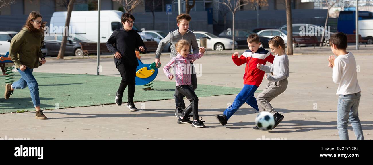 Gruppe von Kindern, die im Freien Fußball spielen und Spaß haben Stockfoto