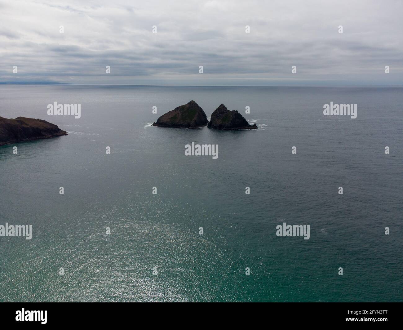 Holywell Bay Gull Rock ist auch als Carter Rocks cornwall bekannt england uk Luftdrohne Stockfoto