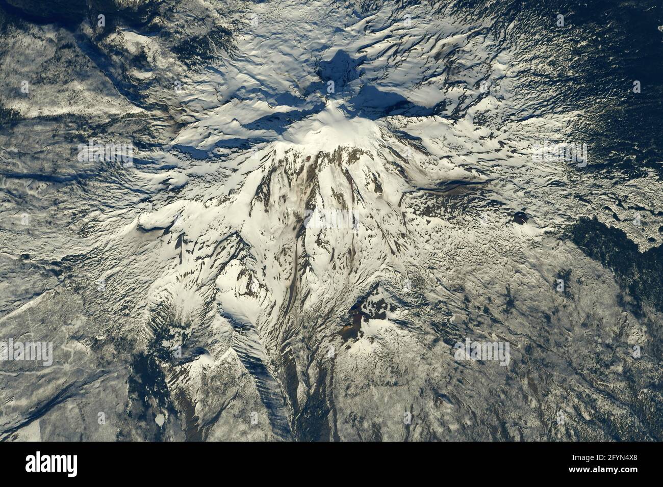 MOUNT ADAMS, USA - 01. Mai 2021 - Mount Adams, fotografiert von einem Astronauten auf der Internationalen Raumstation. Das Hotel liegt im Bundesstaat Washington, der POS Stockfoto