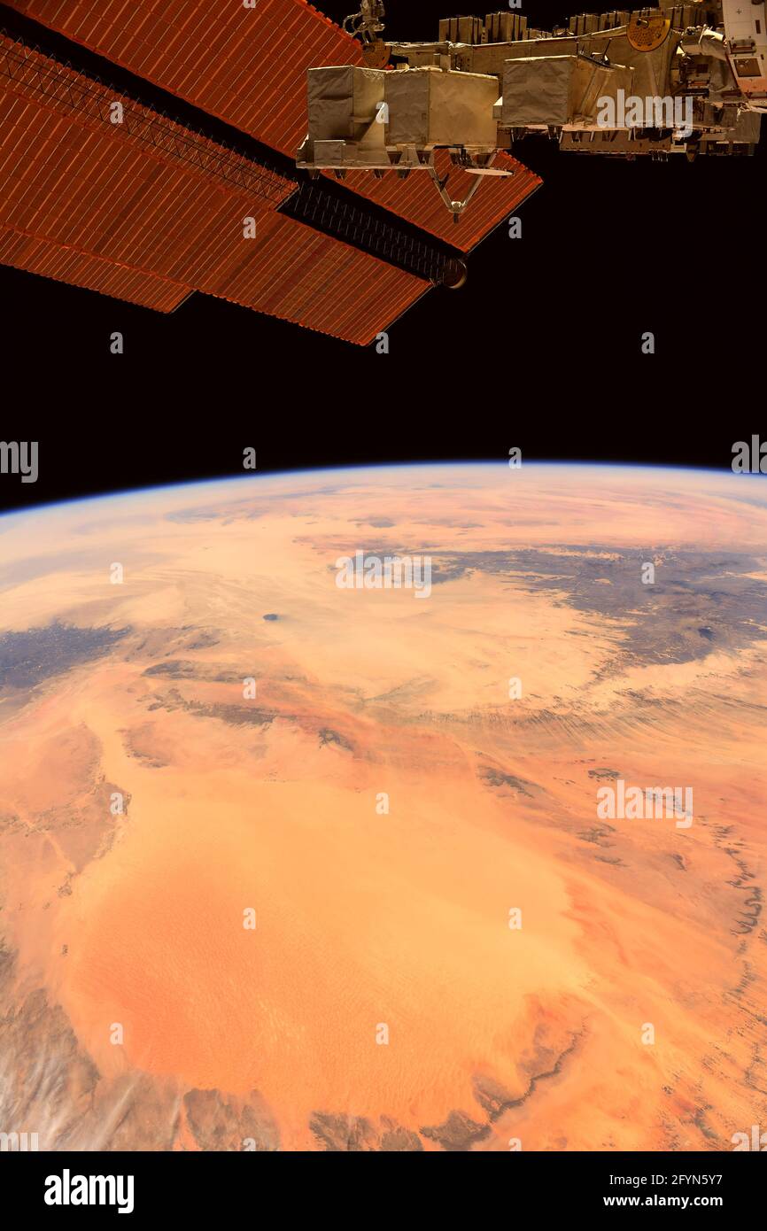 AN BORD DER ISS - 01. Mai 2021 - der Glanz der Sahara auf den Solarzellen der Internationalen Raumstation - Foto: Geopix/NASA/ESA/Thomas Stockfoto