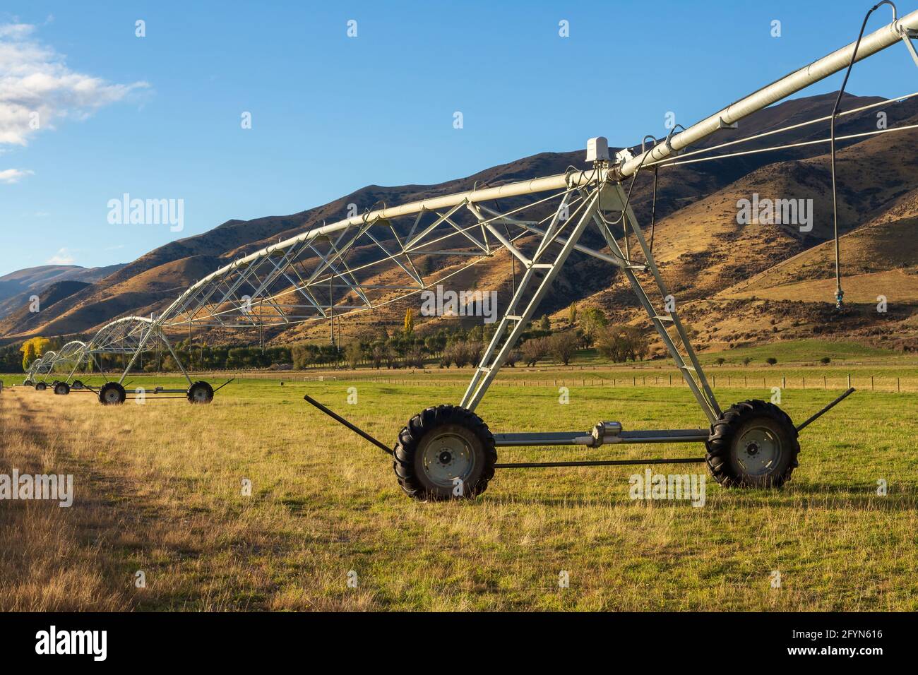 Ein Center Pivot Farm Bewässerungssystem, das sich bis in die Ferne erstreckt. Fotografiert in der Region Otago auf der Südinsel Neuseelands Stockfoto