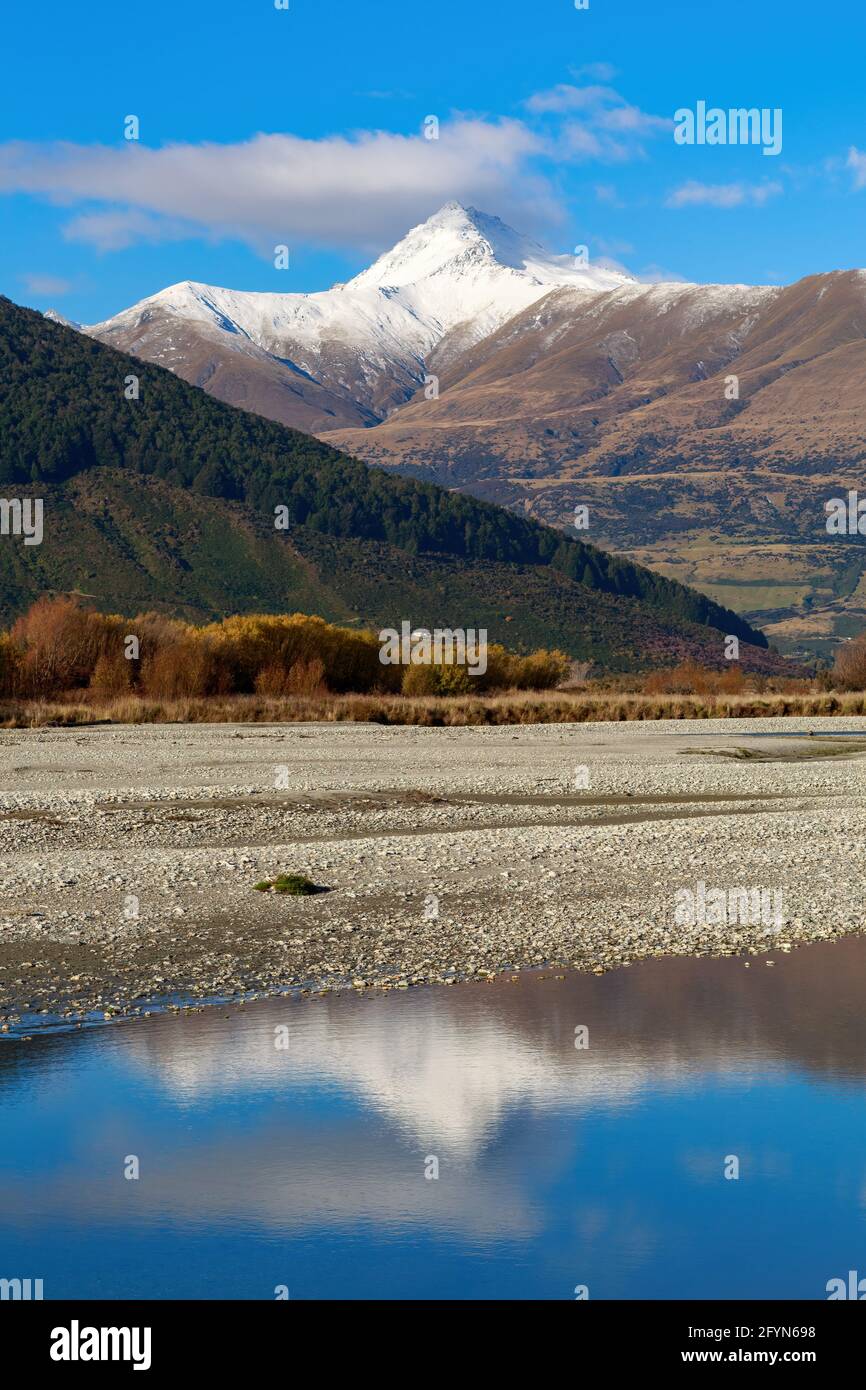 Der Dart River auf der Südinsel Neuseelands. Im Wasser spiegelt sich der Temple Peak, einer der Berge der Südalpen Stockfoto