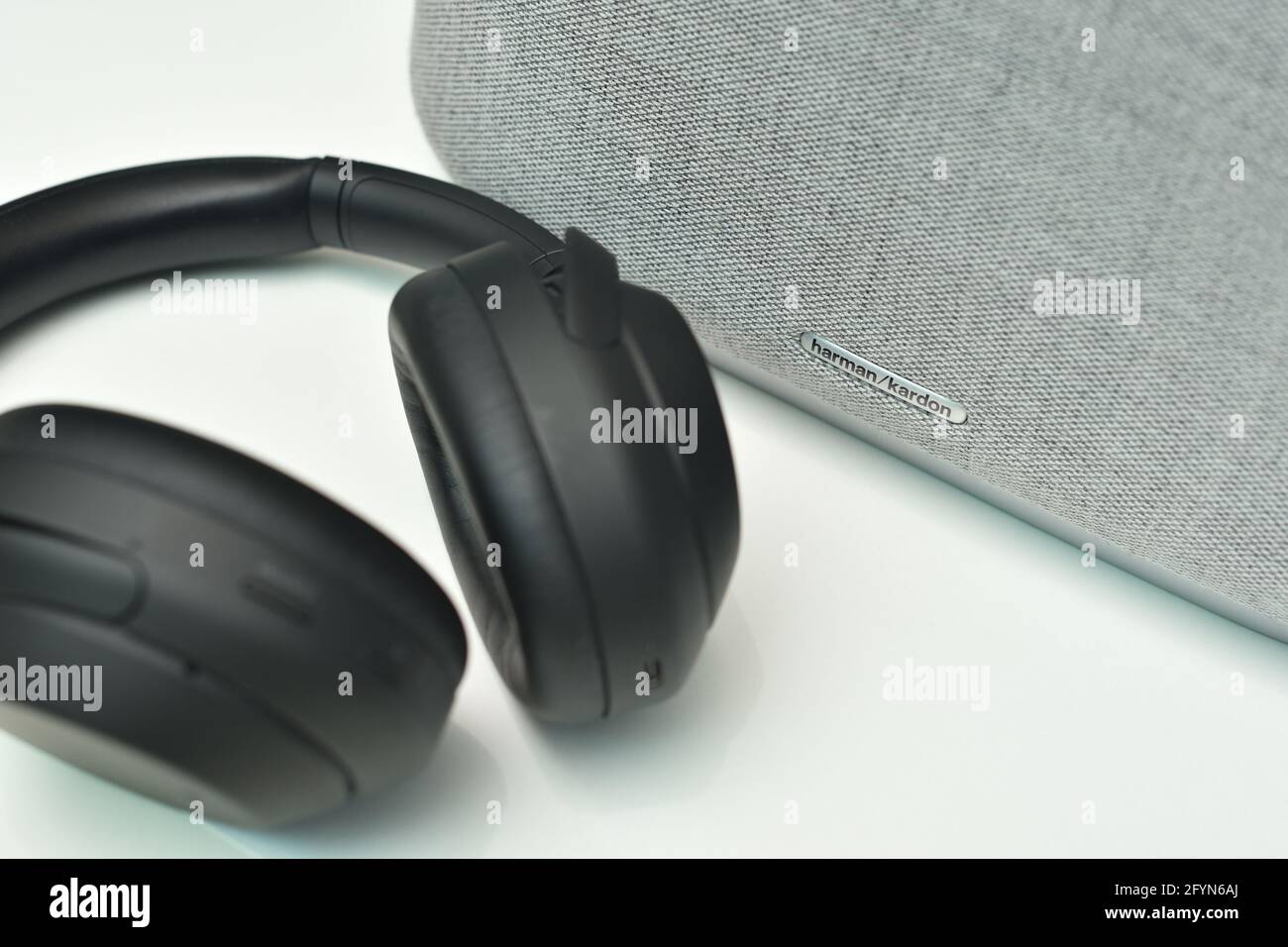 STARY OSKOL, RUSSLAND - 19. MAI 2021: Harman Kardon-Logo auf bluetooth-Lautsprecher und kabellosen Kopfhörern Stockfoto