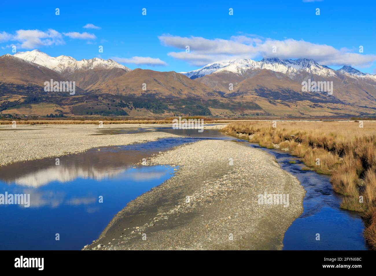 Der Dart River auf der Südinsel Neuseelands, mit den Bergen der südlichen Alpen am Horizont Stockfoto