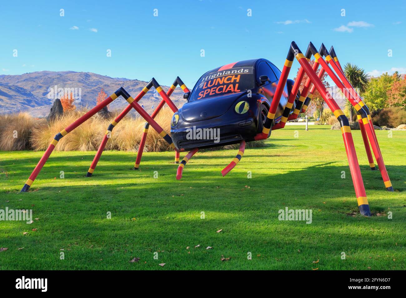 Eine riesige Skulptur einer Spinne, die ein VW-Auto als Karosserie verwendet, im Highlands National Motorsport Museum in Cromwell, Neuseeland Stockfoto