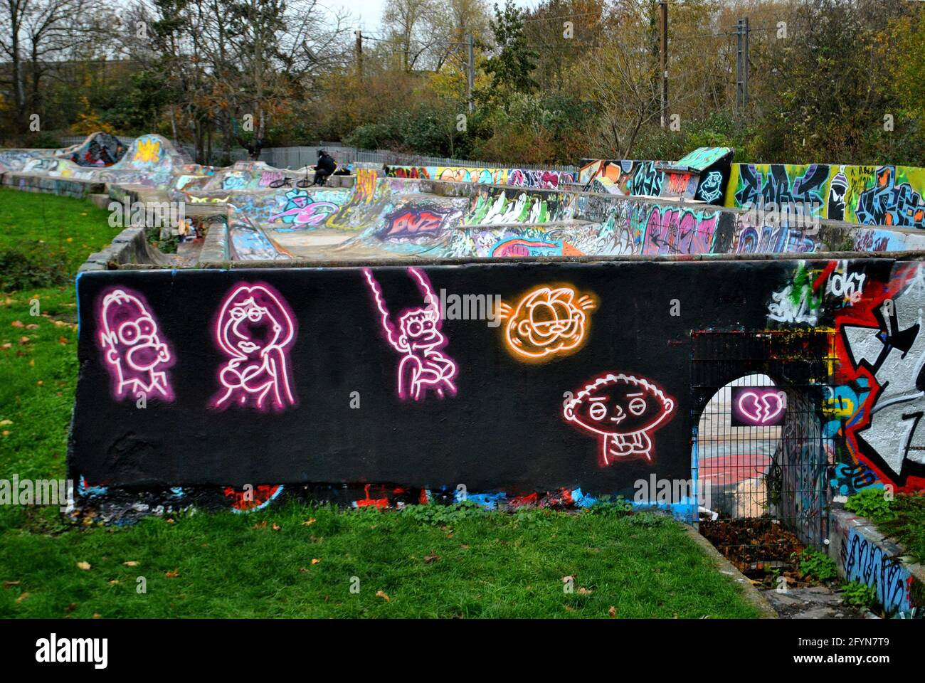 Cartoon-Figuren-Graffiti mit Simpsons- und Familienporträts auf dem Skatepark im Markfield Park, Tottenham, Nord-London Stockfoto