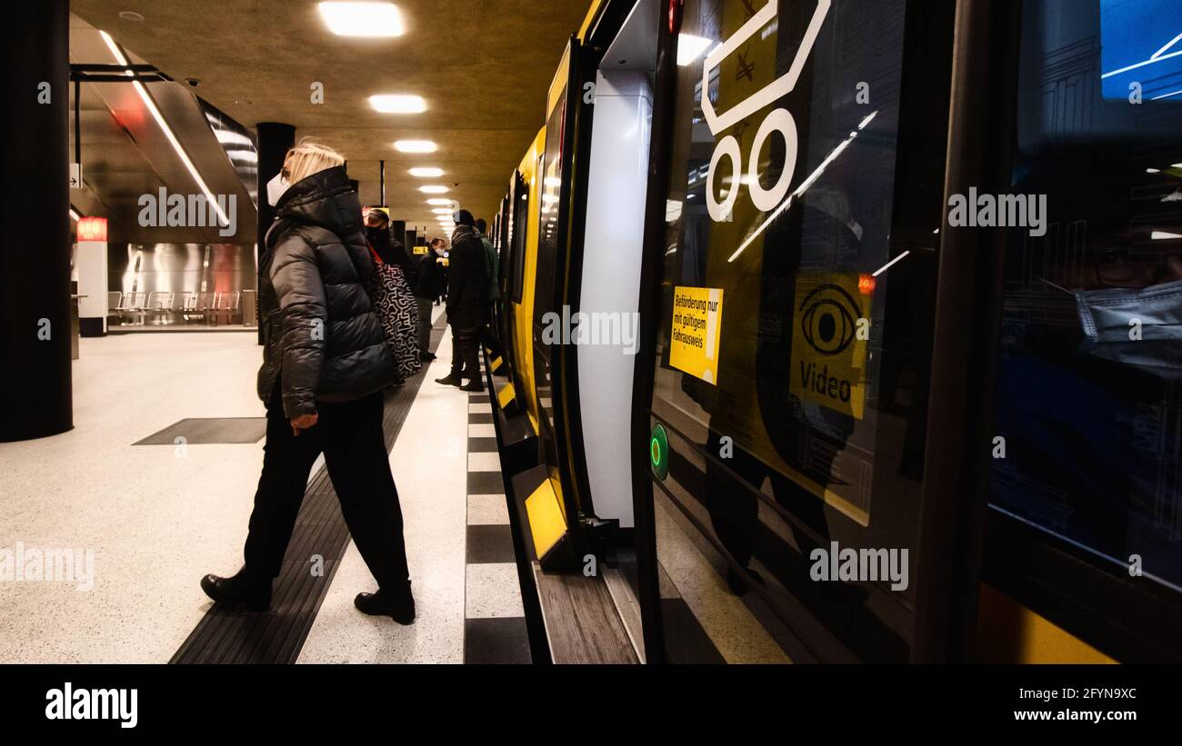 Berlin, Deutschland - 12. Dezember 2020 - Passagiere steigen aus der U-Bahn - jeder trägt Mund- und Nasenschutz wegen der Covid-19-Krise Stockfoto