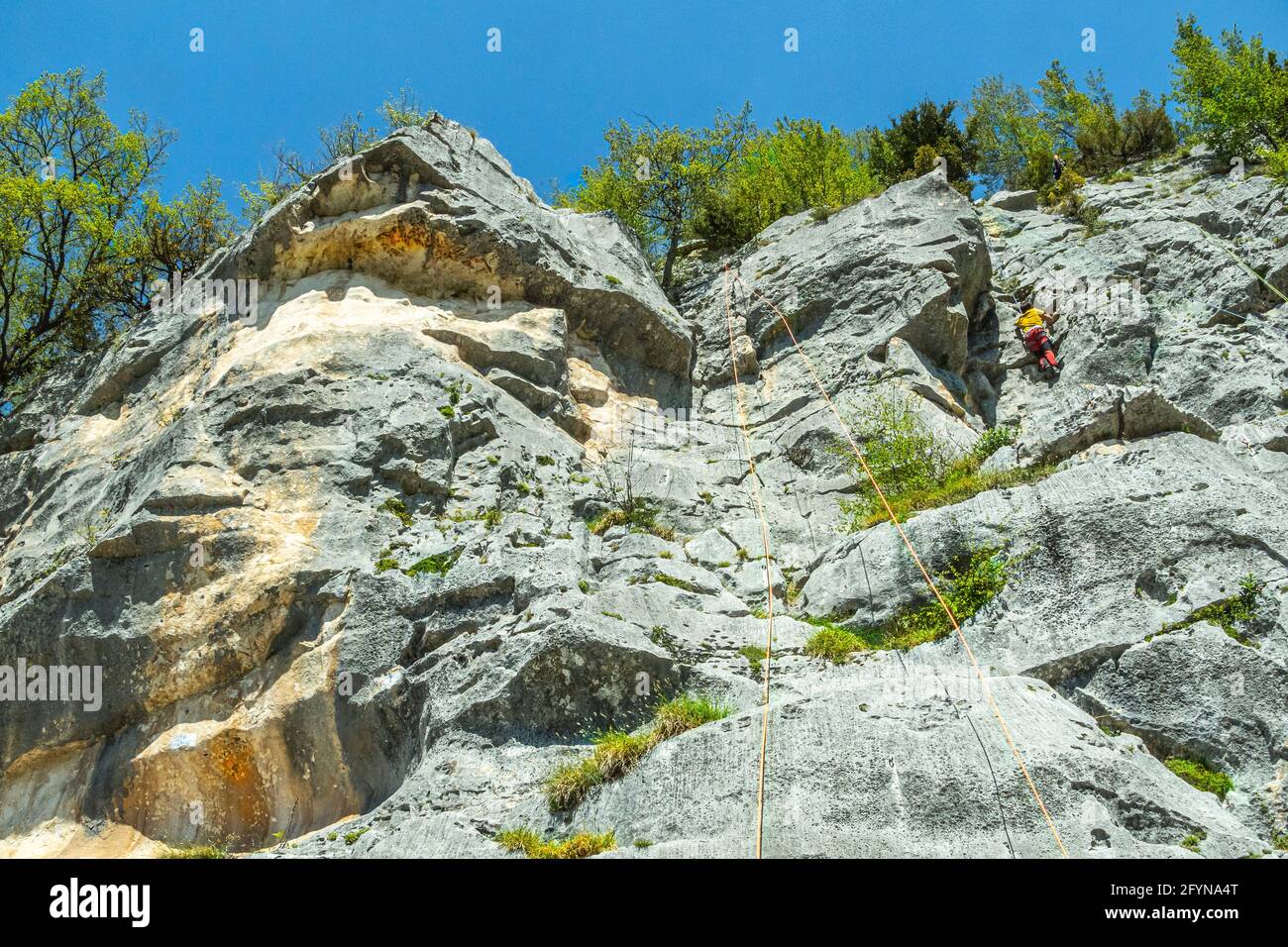 Kletterschule. Ausgestattete Wand zum Klettern mit Seilen und Kletterwerkzeugen. Roccamorice, Provinz Chieti, Abruzzen, Italien, Europa Stockfoto
