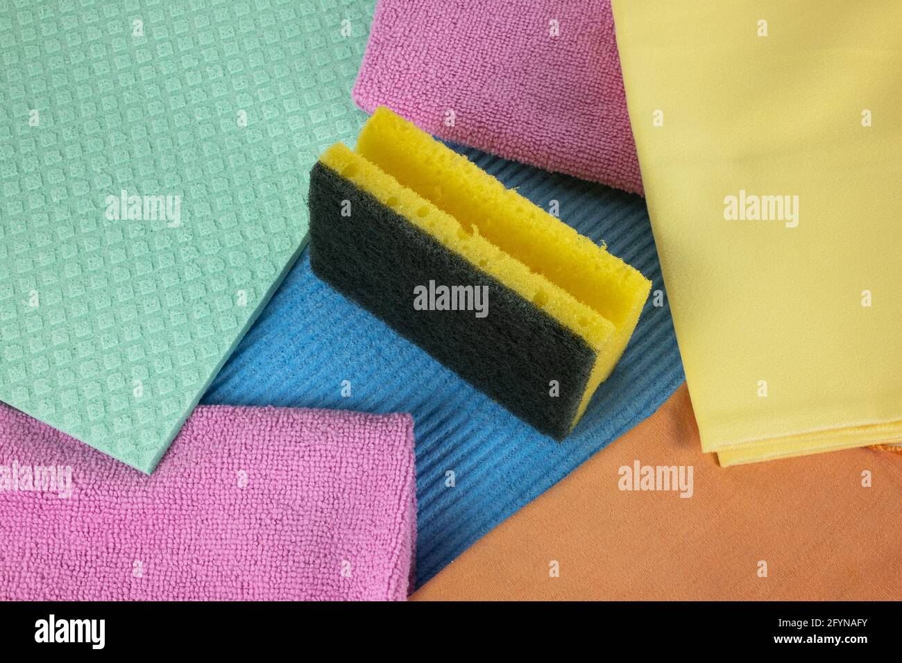Geschirr und Hygieneartikel in der Küche: Schwamm, Geschirrtücher und Mikrofasertücher Stockfoto